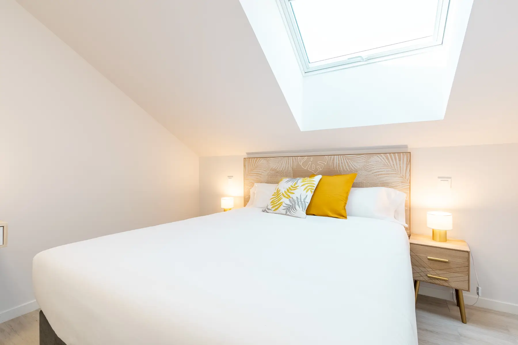 Cama doble bajo la claraboya — Estudio, InsideHome Ciudad de Valladolid, Valladolid