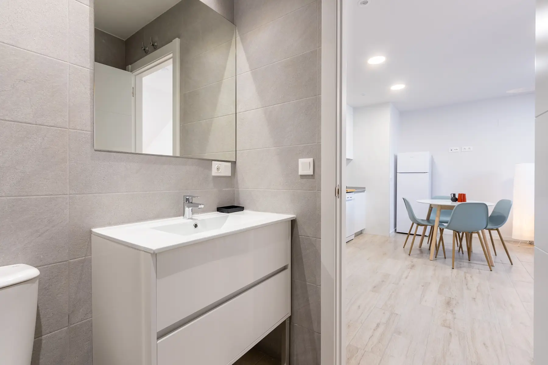 Baño con lavabo y espejo — Estudio, InsideHome Ciudad de Valladolid, Valladolid