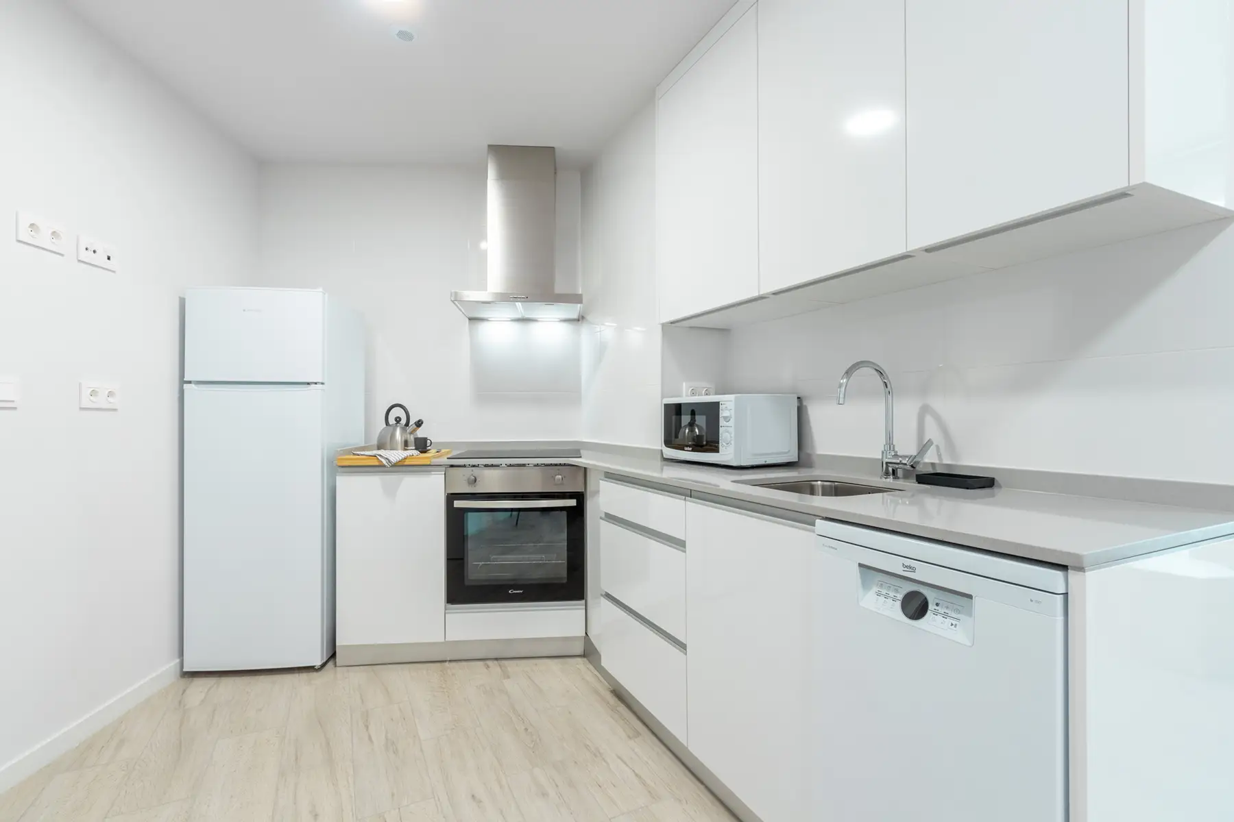 Cocina equipada con horno — Apartamento de 1 Habitación - Estilo D, InsideHome Ciudad de Valladolid, Valladolid