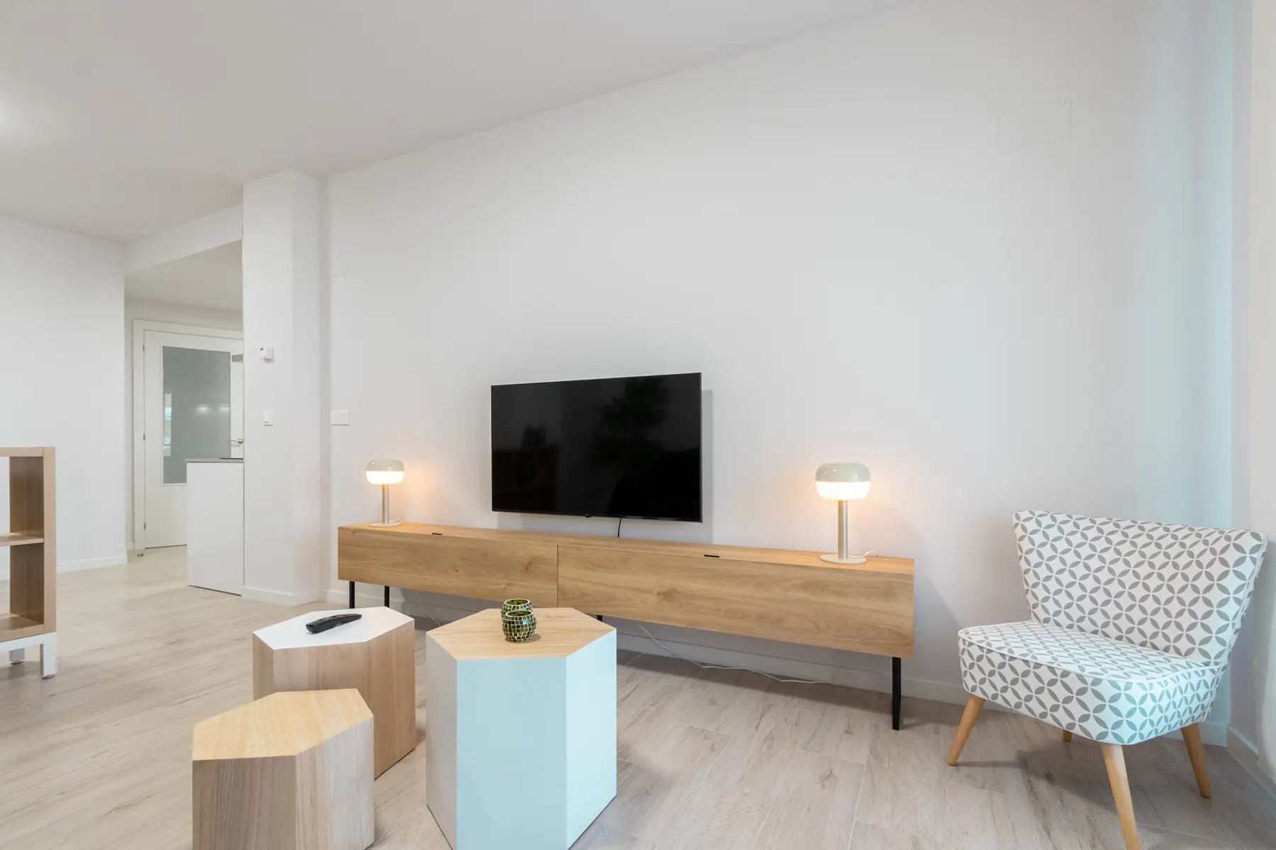 Salón con televisión y butaca — Apartamento de 1 Habitación - Estilo D, InsideHome Ciudad de Valladolid, Valladolid