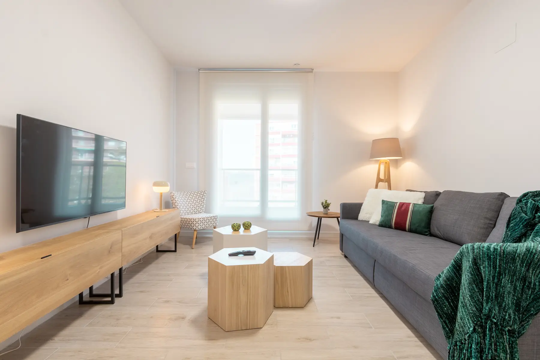 Salón con sofá y televisión — Apartamento de 1 Habitación - Estilo D, InsideHome Ciudad de Valladolid, Valladolid