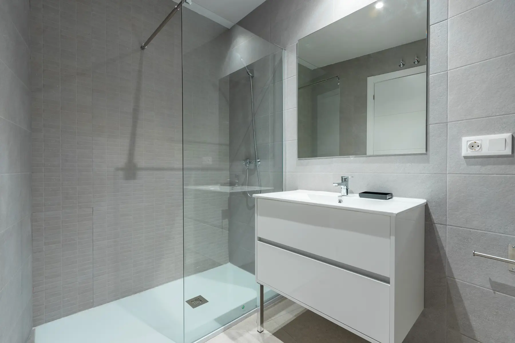 Baño con ducha y lavabo — Apartamento de 1 Habitación - Estilo D, InsideHome Ciudad de Valladolid, Valladolid