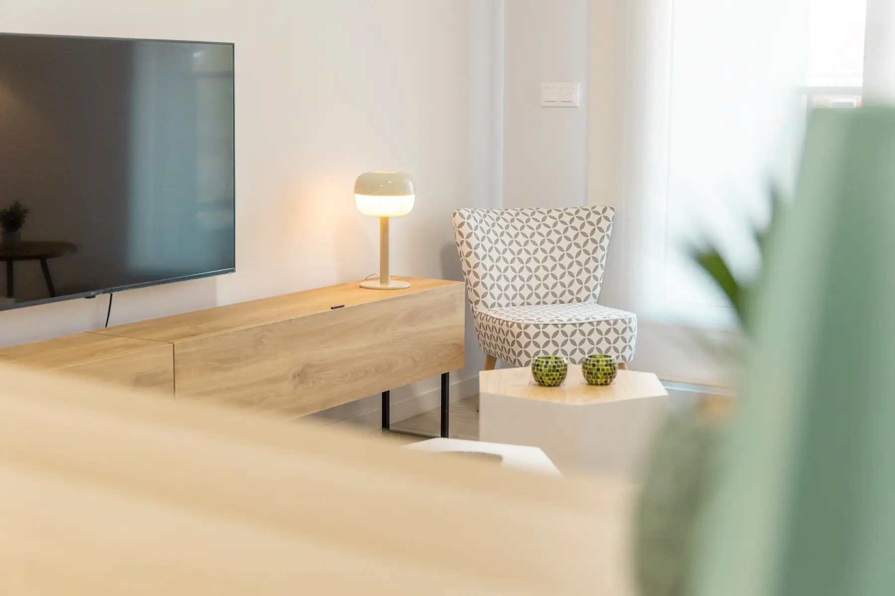 Detalle de butaca y lámpara — Apartamento de 1 Habitación - Estilo D, InsideHome Ciudad de Valladolid, Valladolid