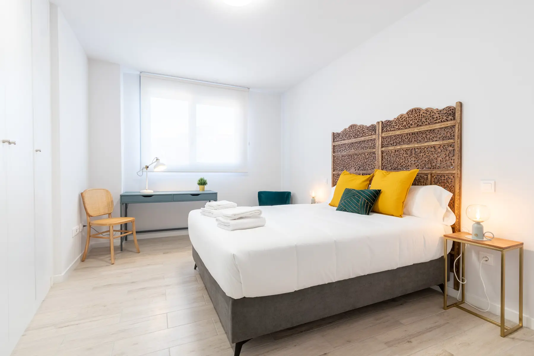 Dormitorio con cama doble y escritorio — Apartamento de 1 Habitación - Estilo D, InsideHome Ciudad de Valladolid, Valladolid