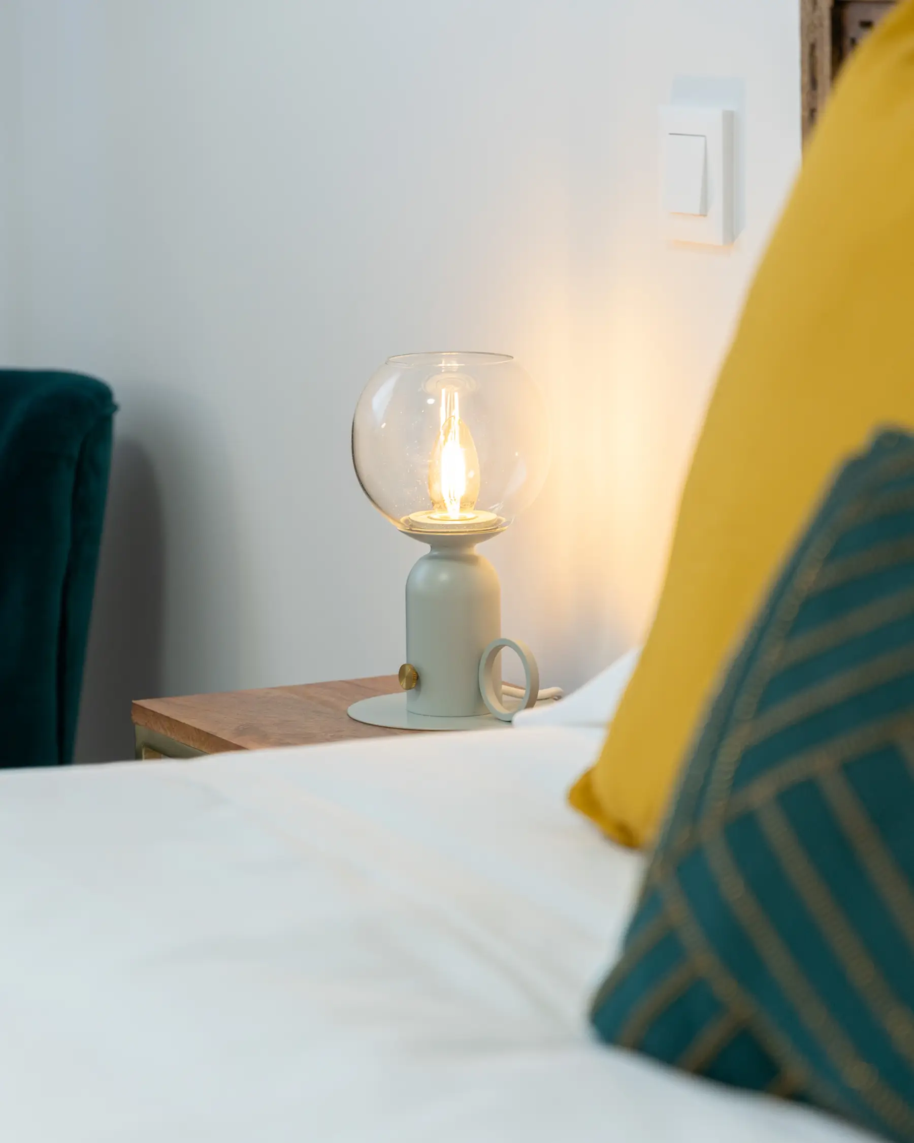 Detalle de lámpara de mesita — Apartamento de 1 Habitación - Estilo D, InsideHome Ciudad de Valladolid, Valladolid