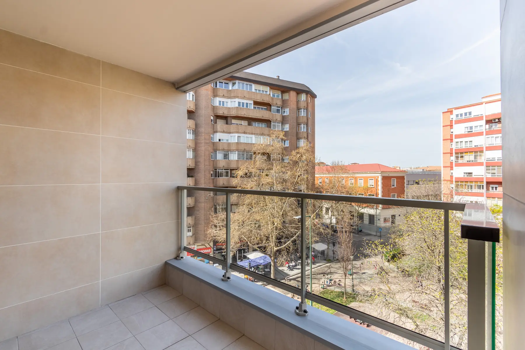 Terraza con vistas a la calle — Apartamento de 1 Habitación - Estilo D, InsideHome Ciudad de Valladolid, Valladolid