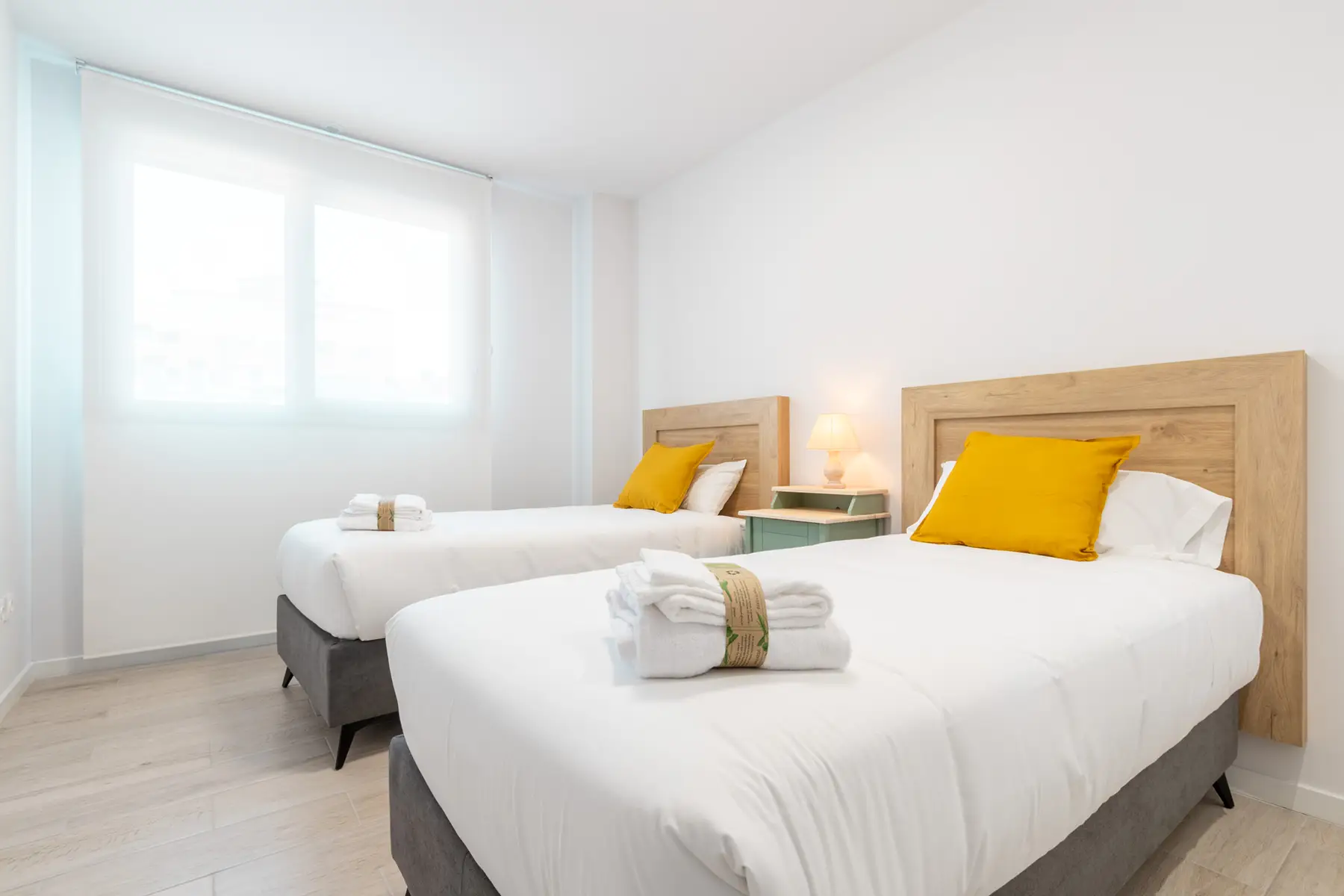 Dormitorio con dos camas individuales — Apartamento de 2 Habitaciones - Estilo C, InsideHome Ciudad de Valladolid, Valladolid