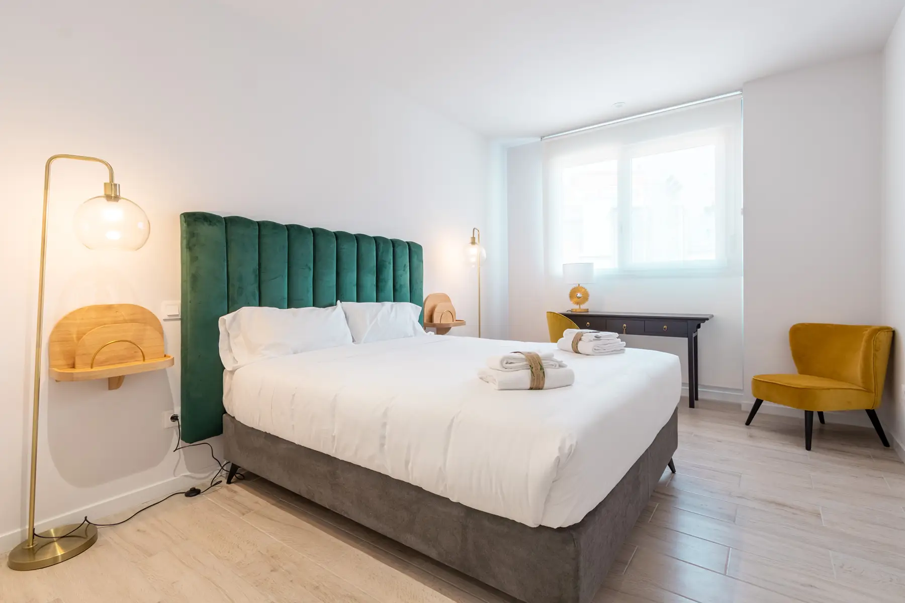 Dormitorio con cama doble — Apartamento de 2 Habitaciones - Estilo C, InsideHome Ciudad de Valladolid, Valladolid