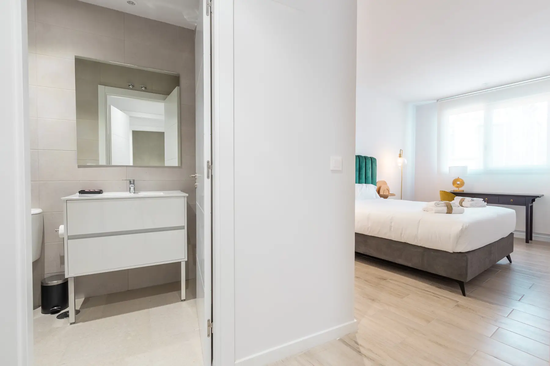 Baño con lavabo junto al dormitorio — Apartamento de 2 Habitaciones - Estilo C, InsideHome Ciudad de Valladolid, Valladolid