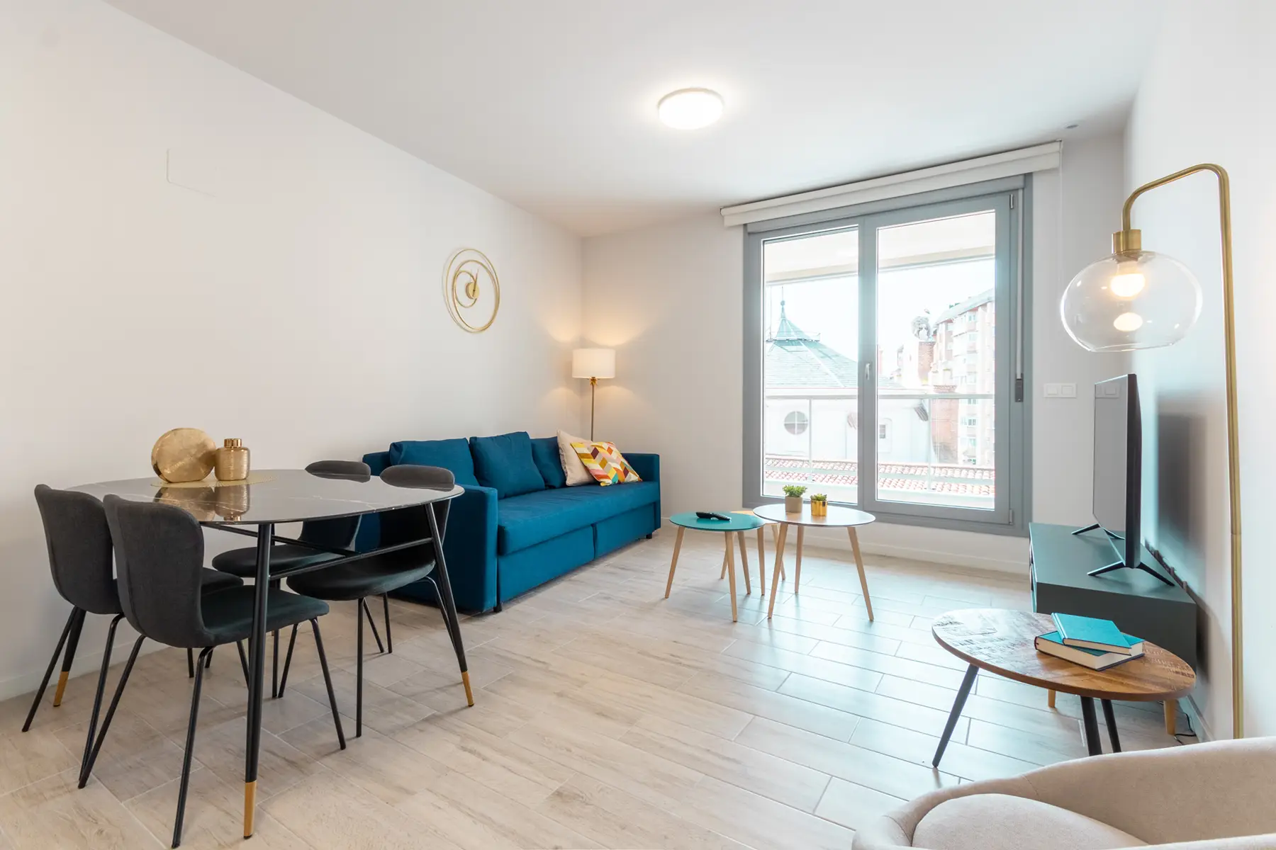 Salón comedor con sofá azul — Apartamento de 2 Habitaciones - Estilo C, InsideHome Ciudad de Valladolid, Valladolid