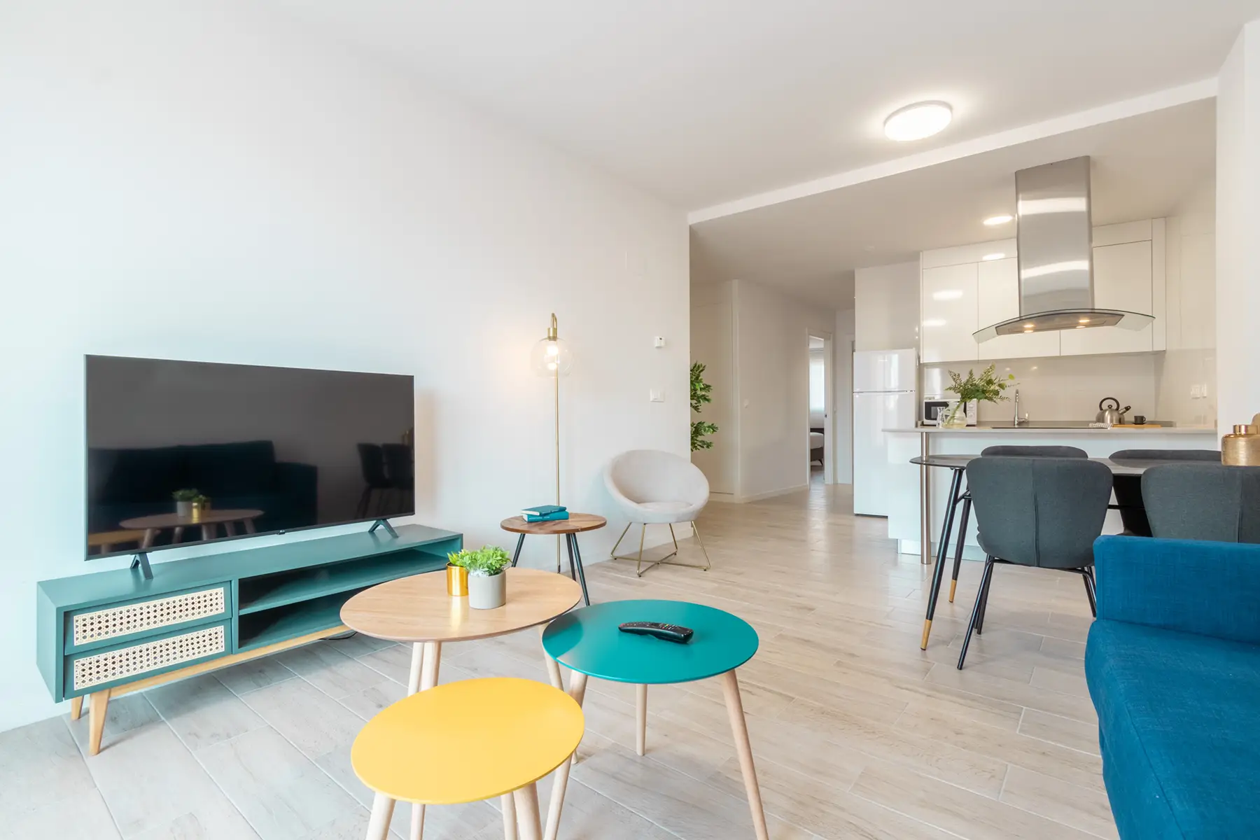 Salón con TV y cocina al fondo — Apartamento de 2 Habitaciones - Estilo C, InsideHome Ciudad de Valladolid, Valladolid