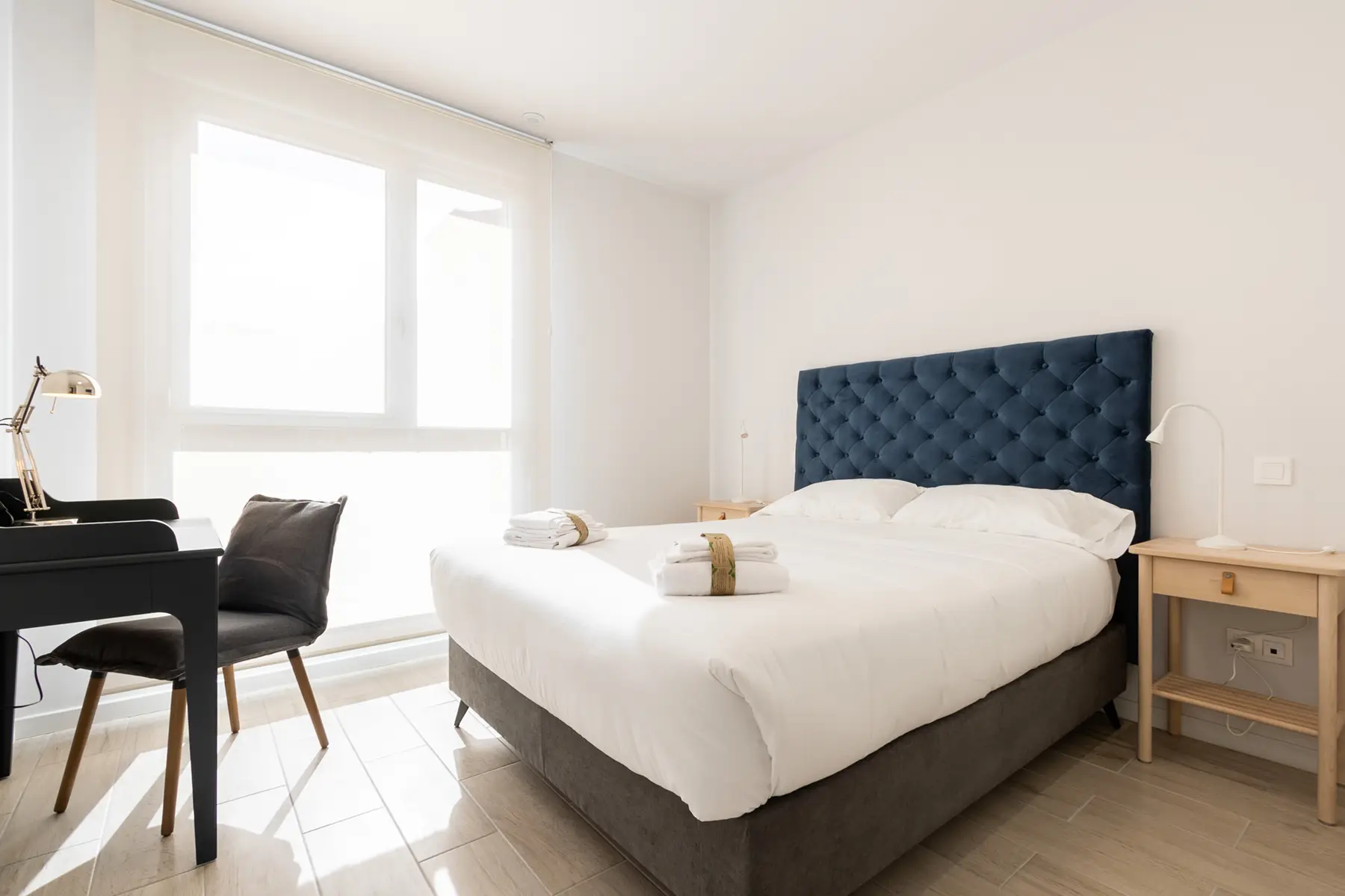 Dormitorio con cama doble y escritorio — Apartamento de 1 Habitación - Estilo B, InsideHome Ciudad de Valladolid, Valladolid