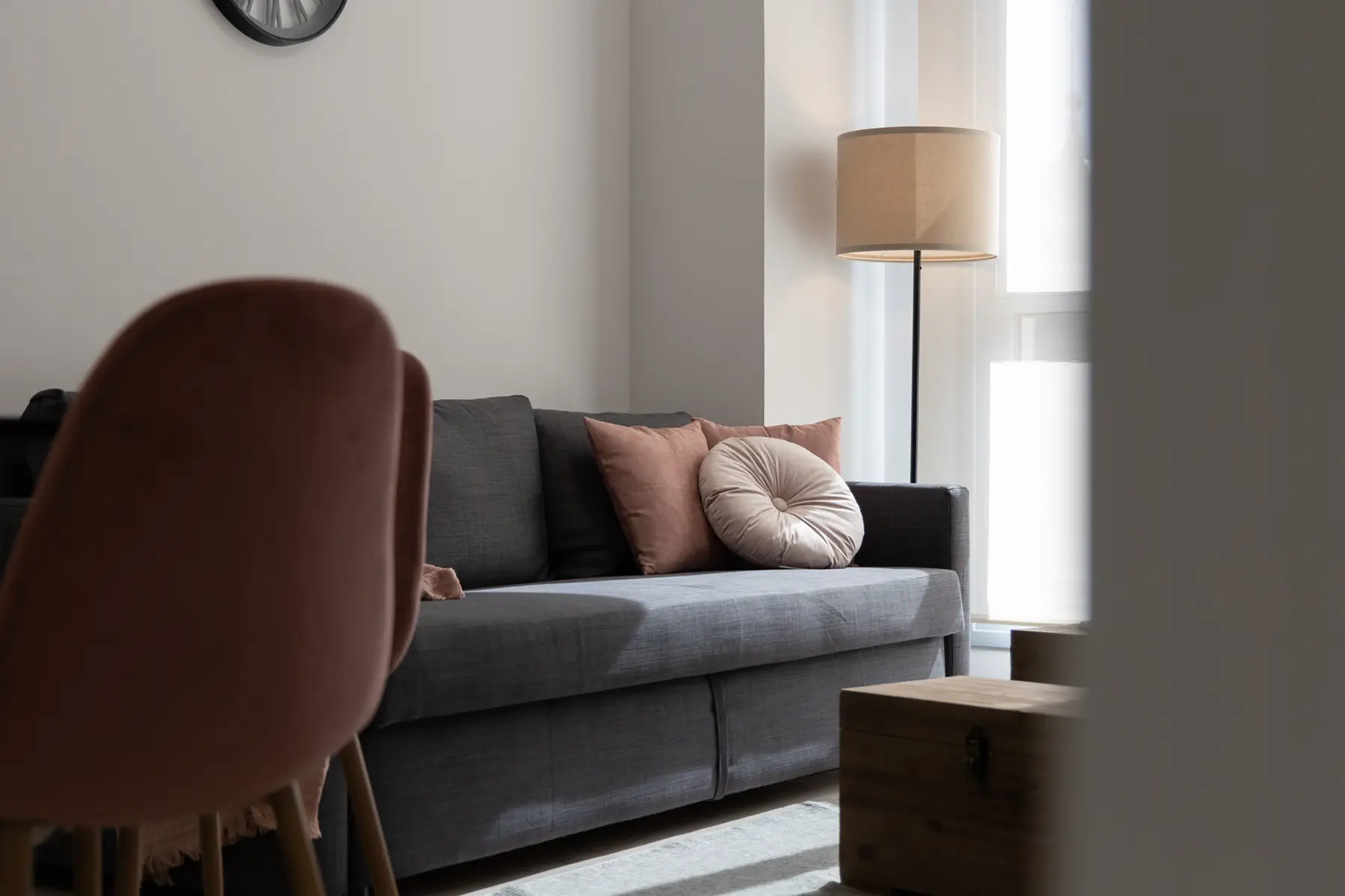 Sofá gris con cojines rosas — Apartamento de 1 Habitación - Estilo B, InsideHome Ciudad de Valladolid, Valladolid