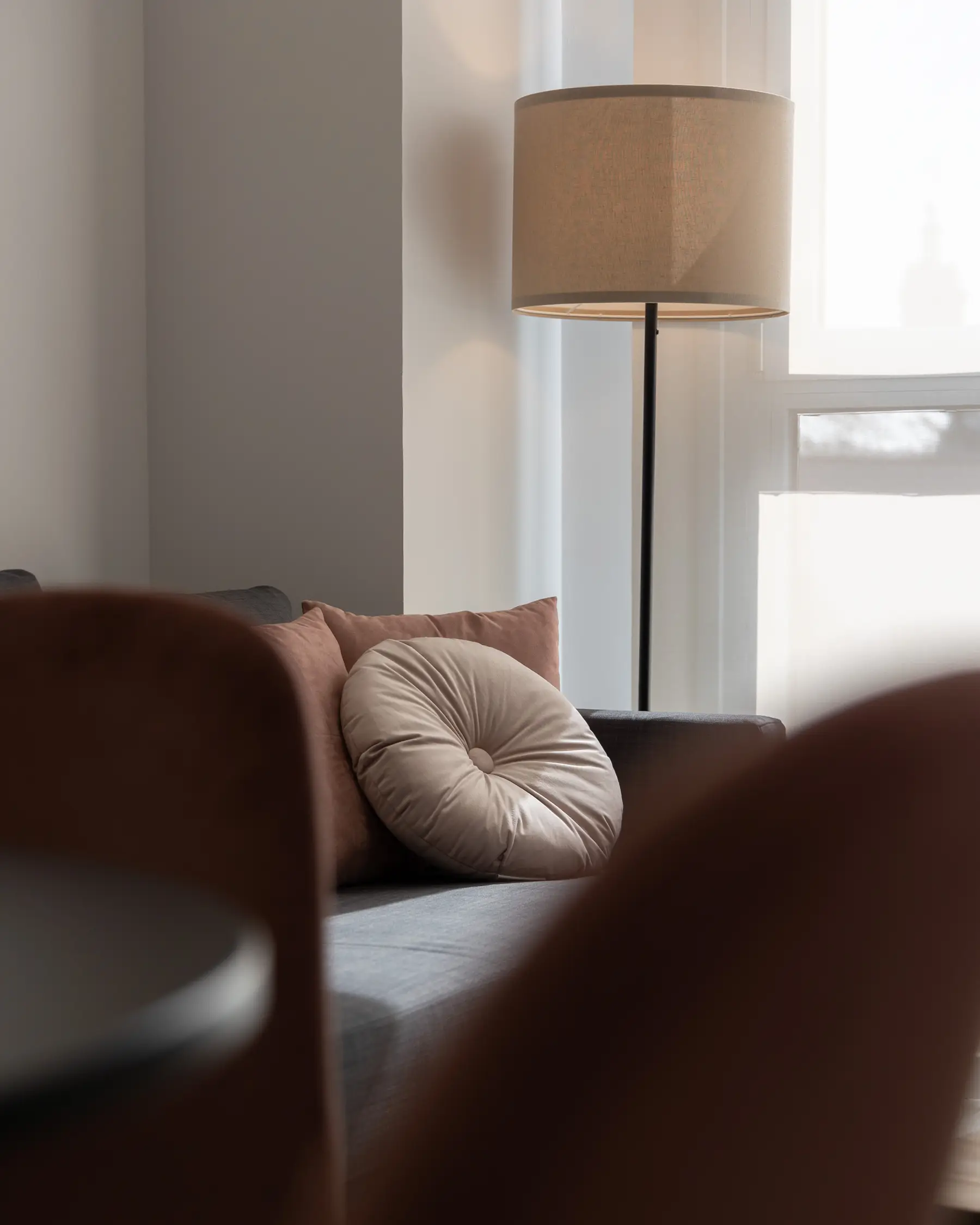 Detalle del sofá y lámpara de pie — Apartamento de 1 Habitación - Estilo B, InsideHome Ciudad de Valladolid, Valladolid