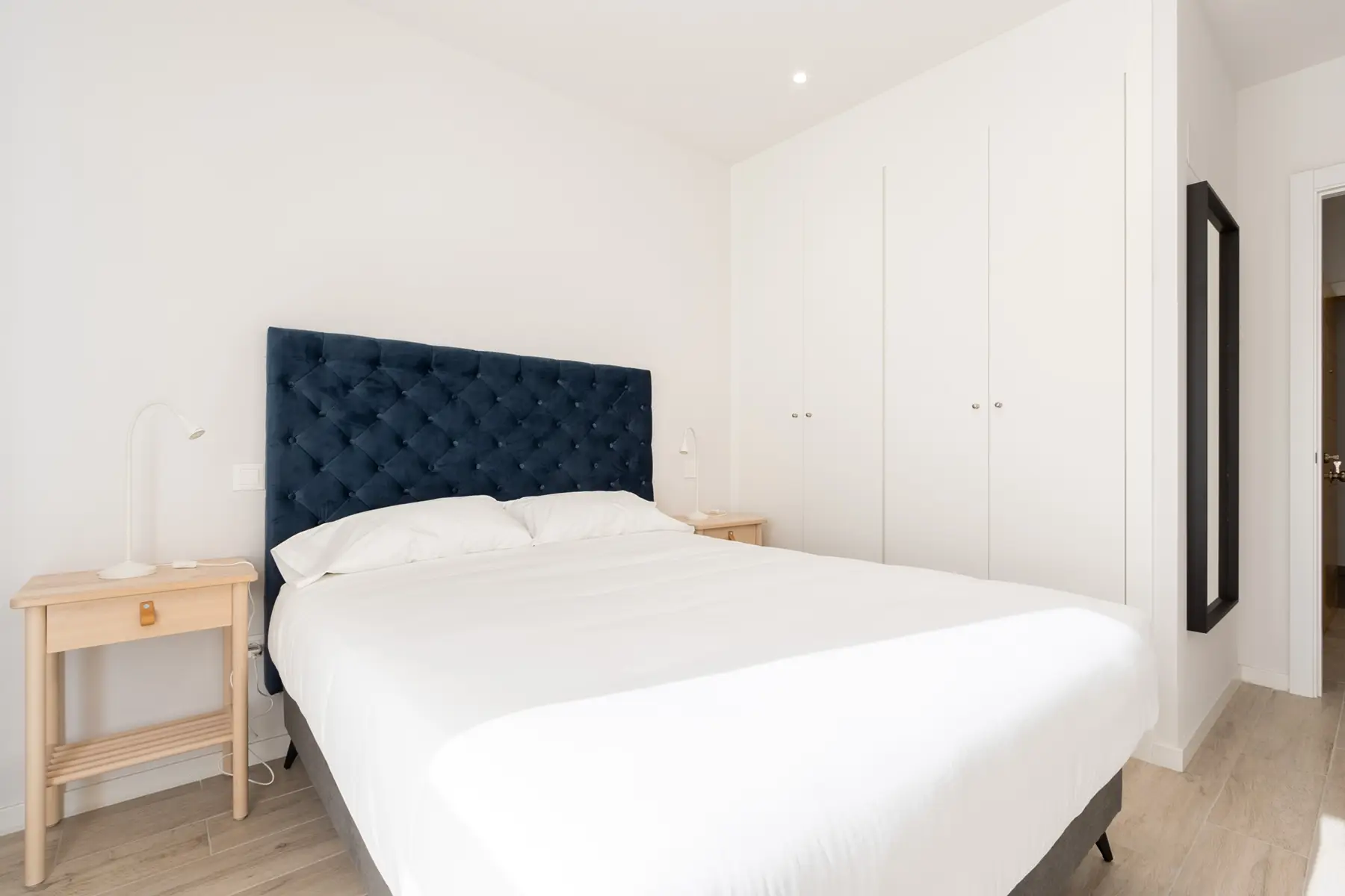 Dormitorio con cama doble — Apartamento de 1 Habitación - Estilo B, InsideHome Ciudad de Valladolid, Valladolid