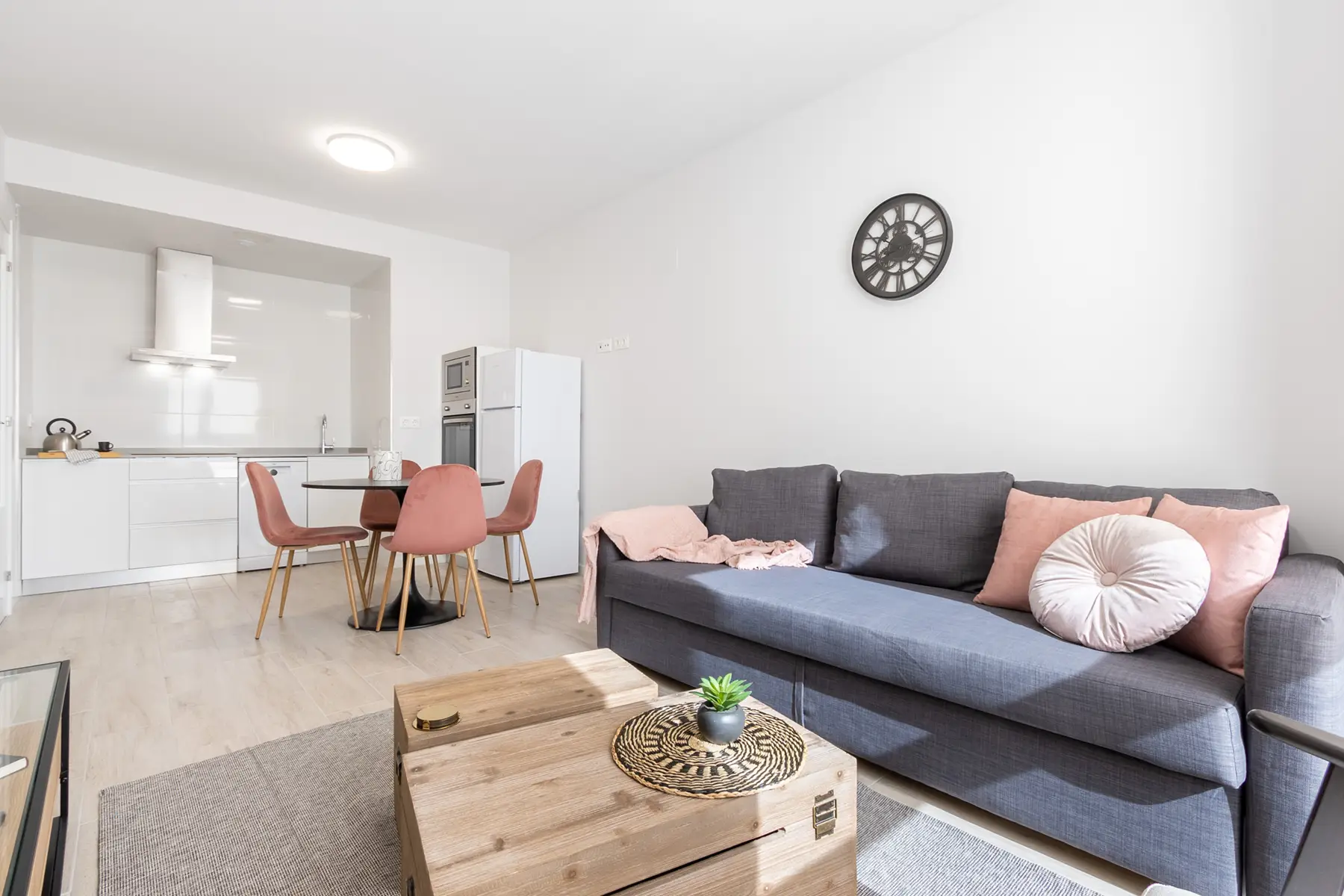 Salón con sofá y cocina abierta — Apartamento de 1 Habitación - Estilo B, InsideHome Ciudad de Valladolid, Valladolid