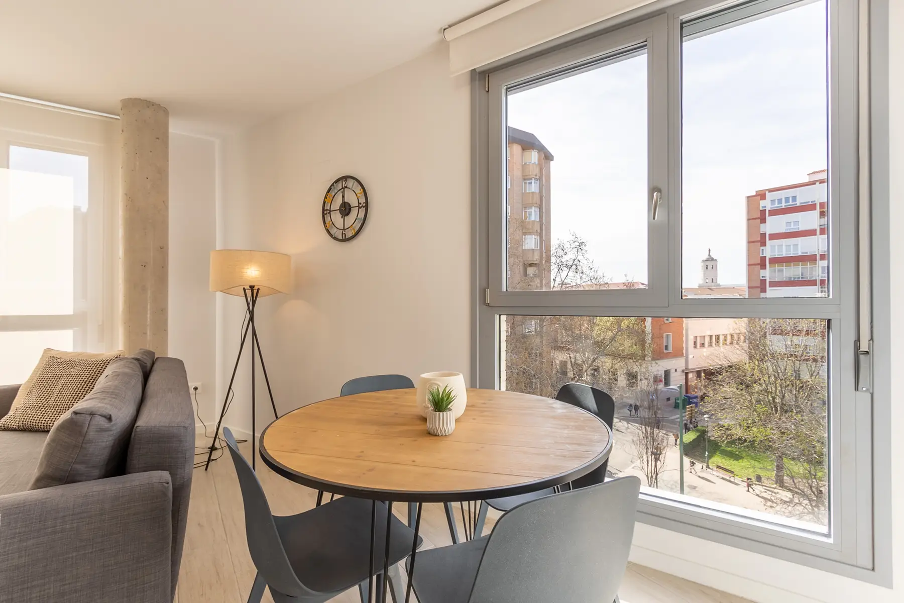 Comedor junto al ventanal — Apartamento de 1 Habitación - Estilo A, InsideHome Ciudad de Valladolid, Valladolid