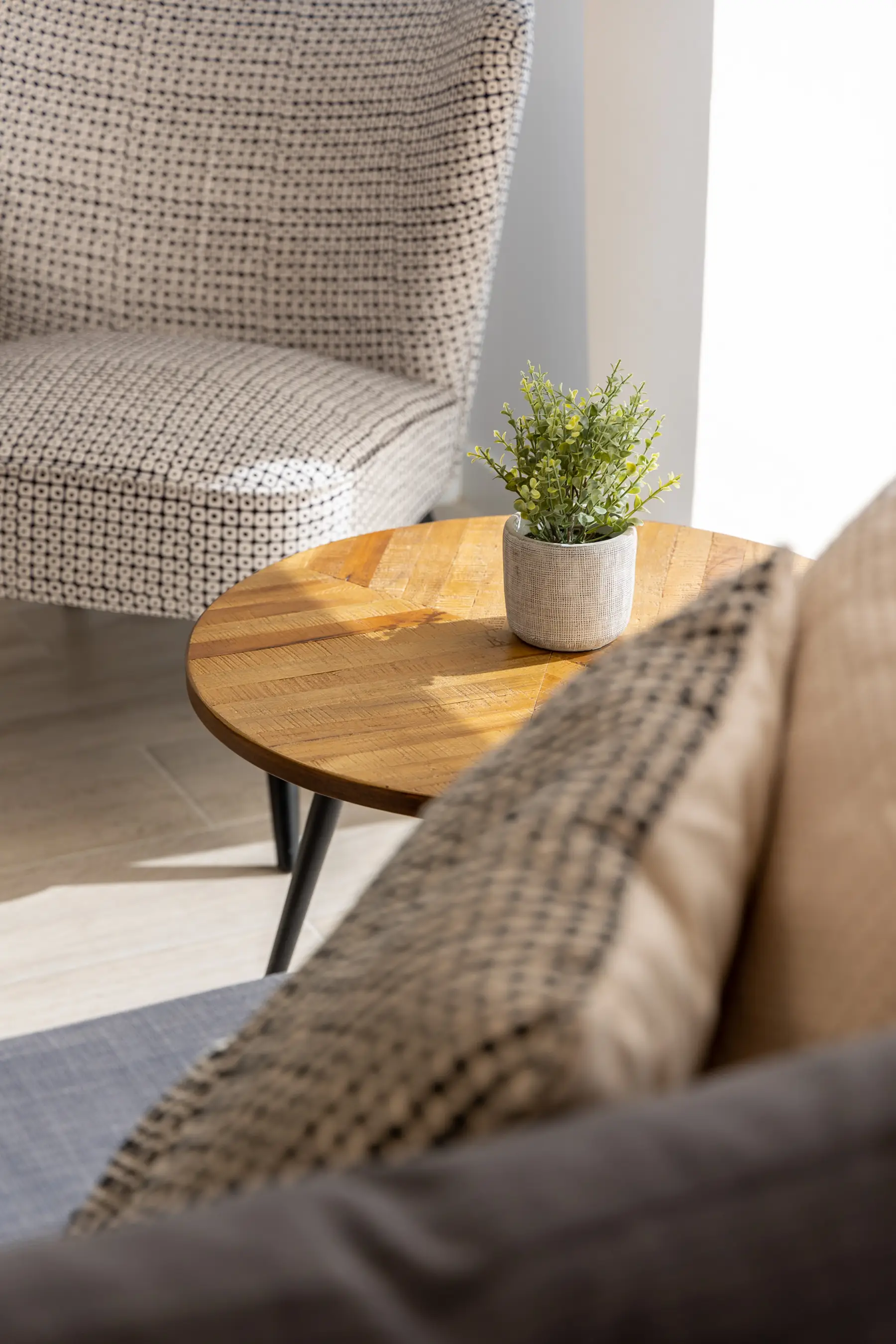 Detalle de la mesa auxiliar — Apartamento de 1 Habitación - Estilo A, InsideHome Ciudad de Valladolid, Valladolid