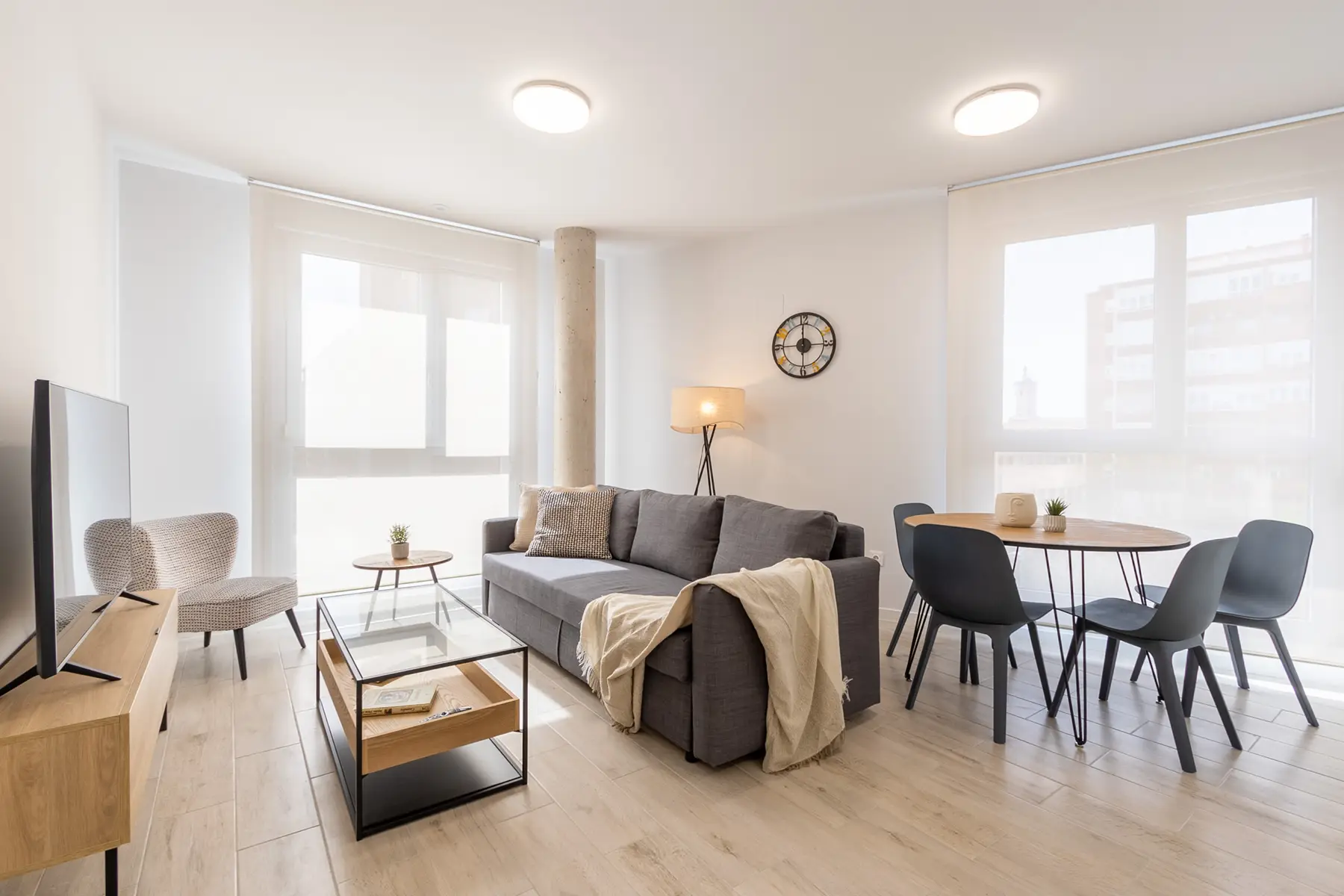 Salón con sofá y zona de comedor — Apartamento de 1 Habitación - Estilo A, InsideHome Ciudad de Valladolid, Valladolid