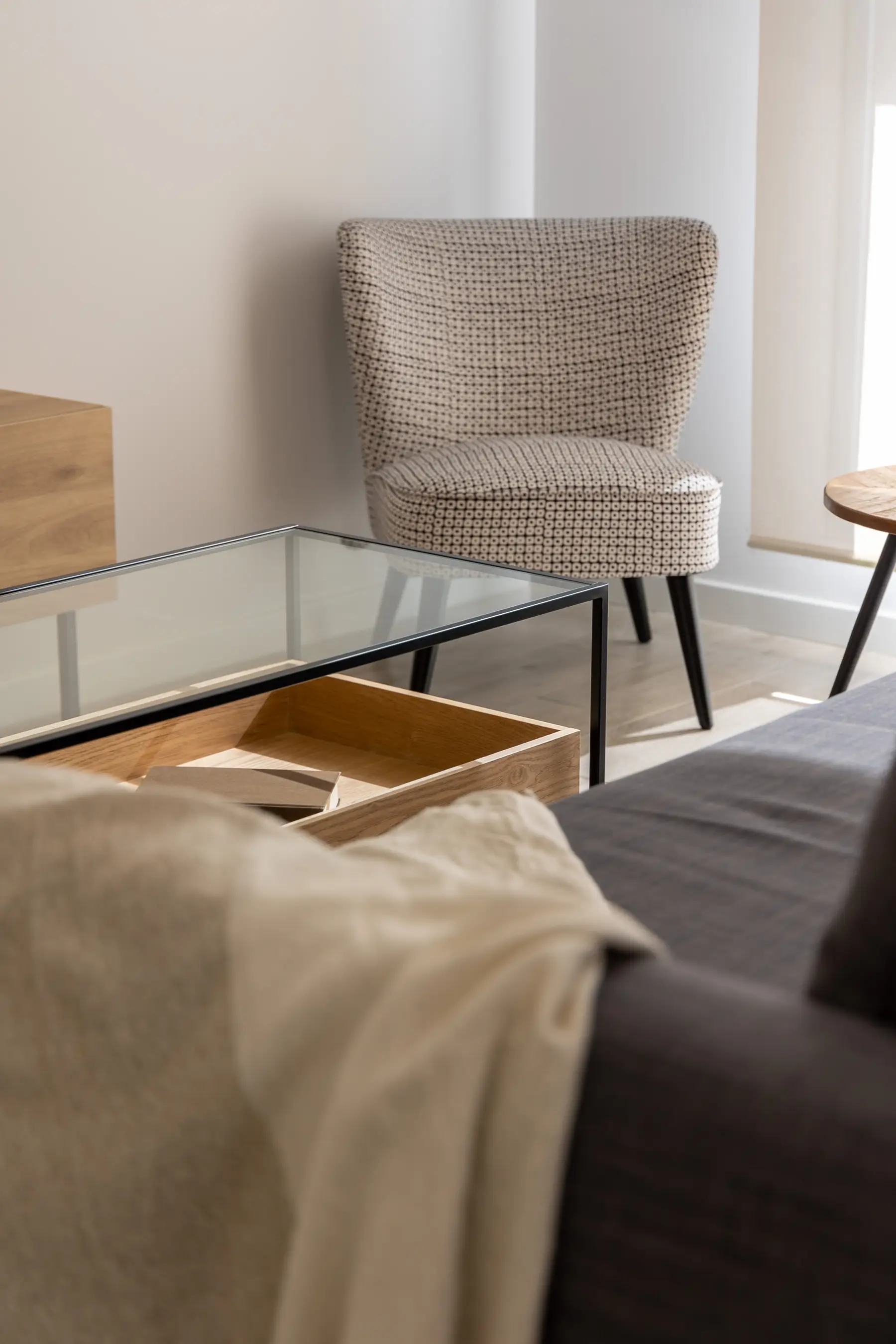 Detalle de butaca y mesa de centro — Apartamento de 1 Habitación - Estilo A, InsideHome Ciudad de Valladolid, Valladolid