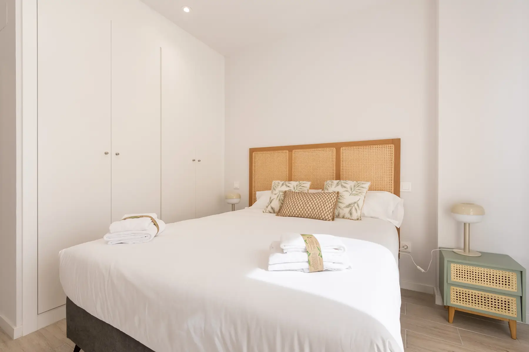 Dormitorio con armario empotrado — Apartamento de 1 Habitación - Estilo A, InsideHome Ciudad de Valladolid, Valladolid