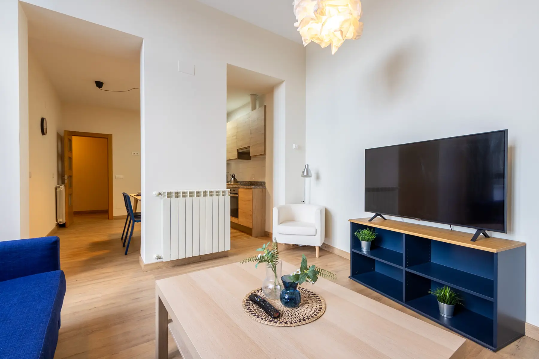Salón con TV y cocina al fondo — Apartamento de 2 dormitorios - Estilo B, InsideHome Ciudad de Avilés, Avilés