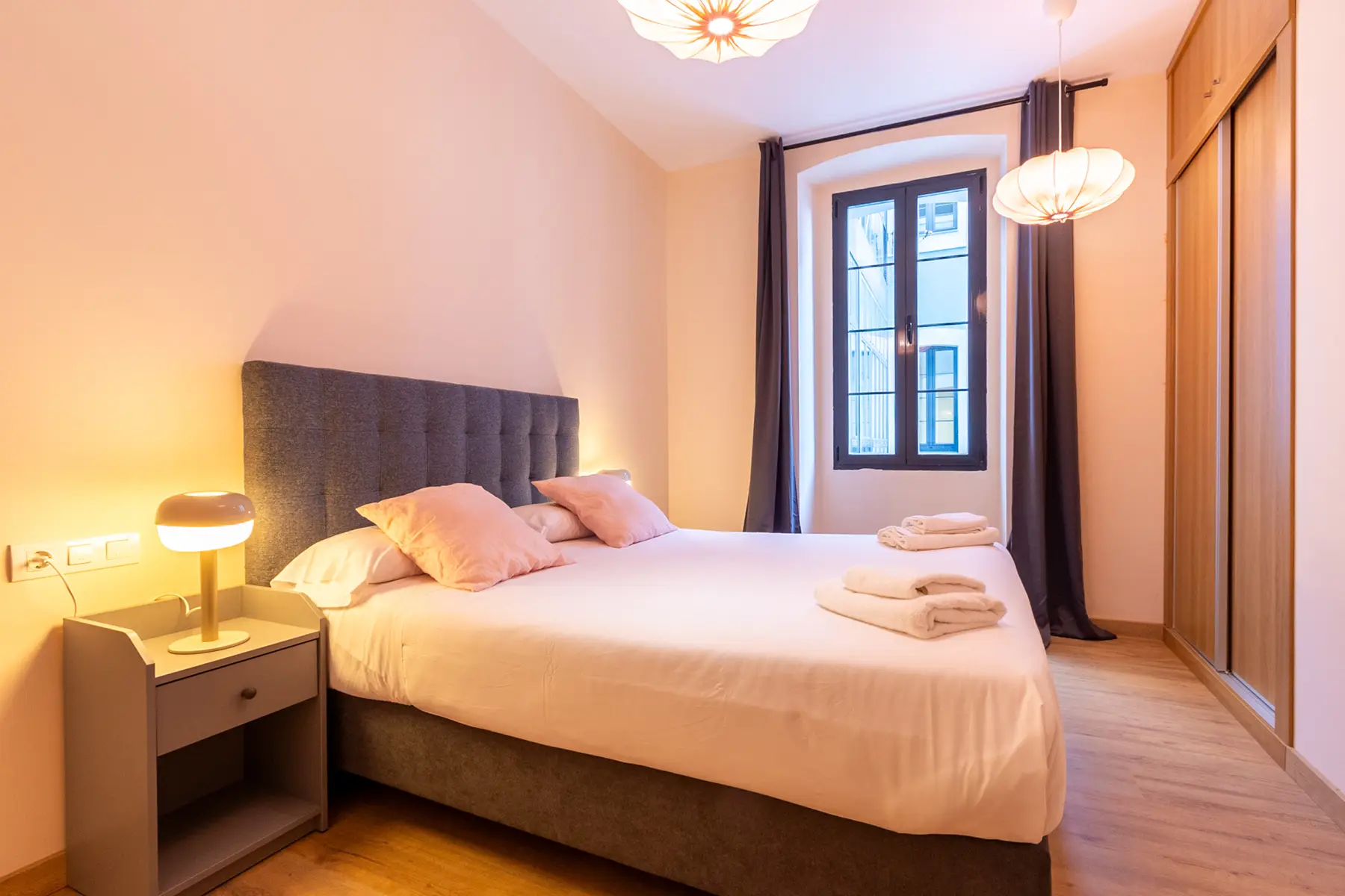 Dormitorio con cama doble y armario — Apartamento de 2 dormitorios - Estilo B, InsideHome Ciudad de Avilés, Avilés
