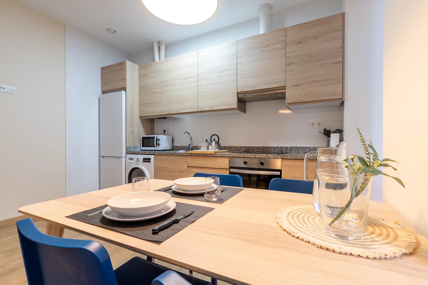 Mesa de comedor junto a la cocina — Apartamento de 2 dormitorios - Estilo B, InsideHome Ciudad de Avilés, Avilés