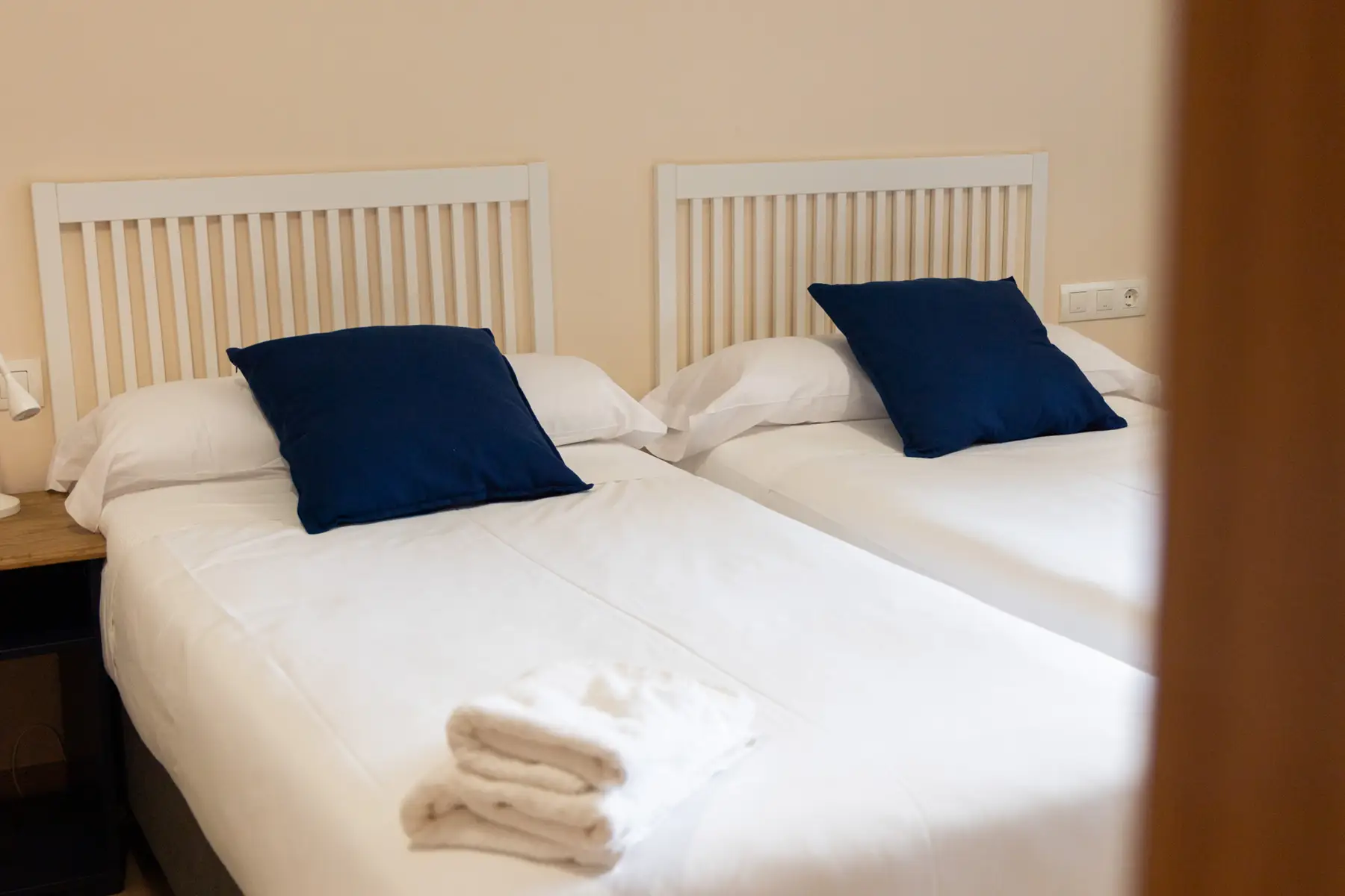 Dormitorio con dos camas individuales — Apartamento de 2 dormitorios - Estilo B, InsideHome Ciudad de Avilés, Avilés
