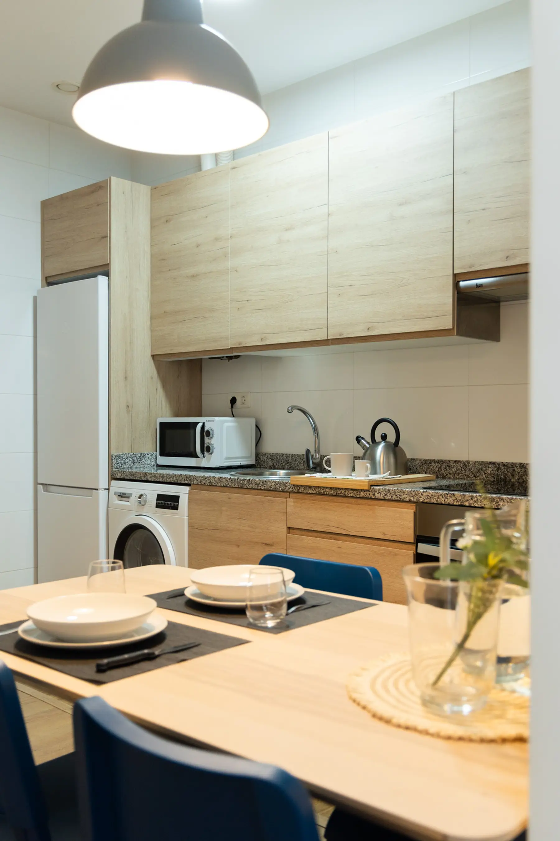 Cocina vista desde el comedor — Apartamento de 2 dormitorios - Estilo B, InsideHome Ciudad de Avilés, Avilés