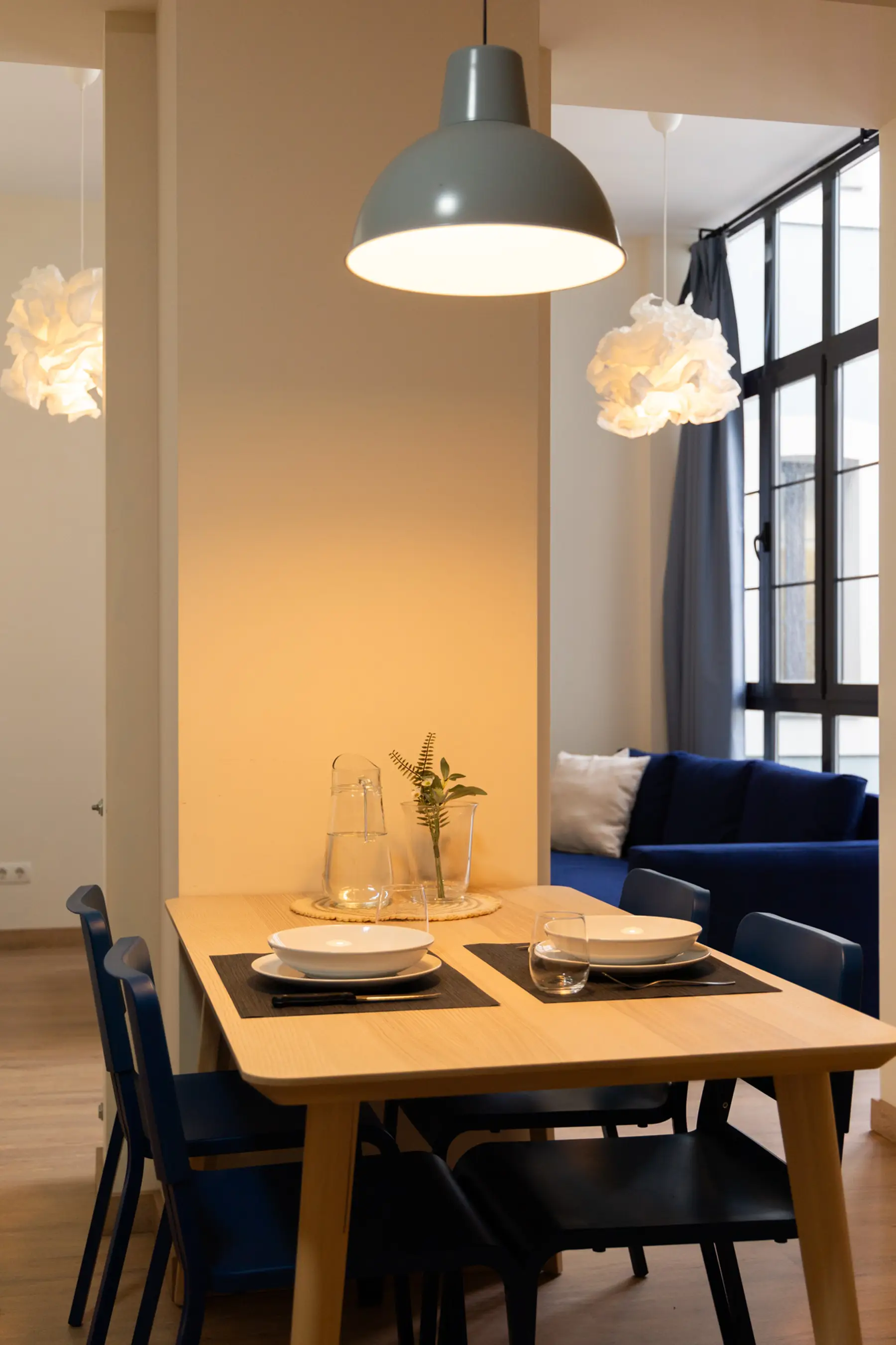 Comedor con sofá azul al fondo — Apartamento de 2 dormitorios - Estilo B, InsideHome Ciudad de Avilés, Avilés