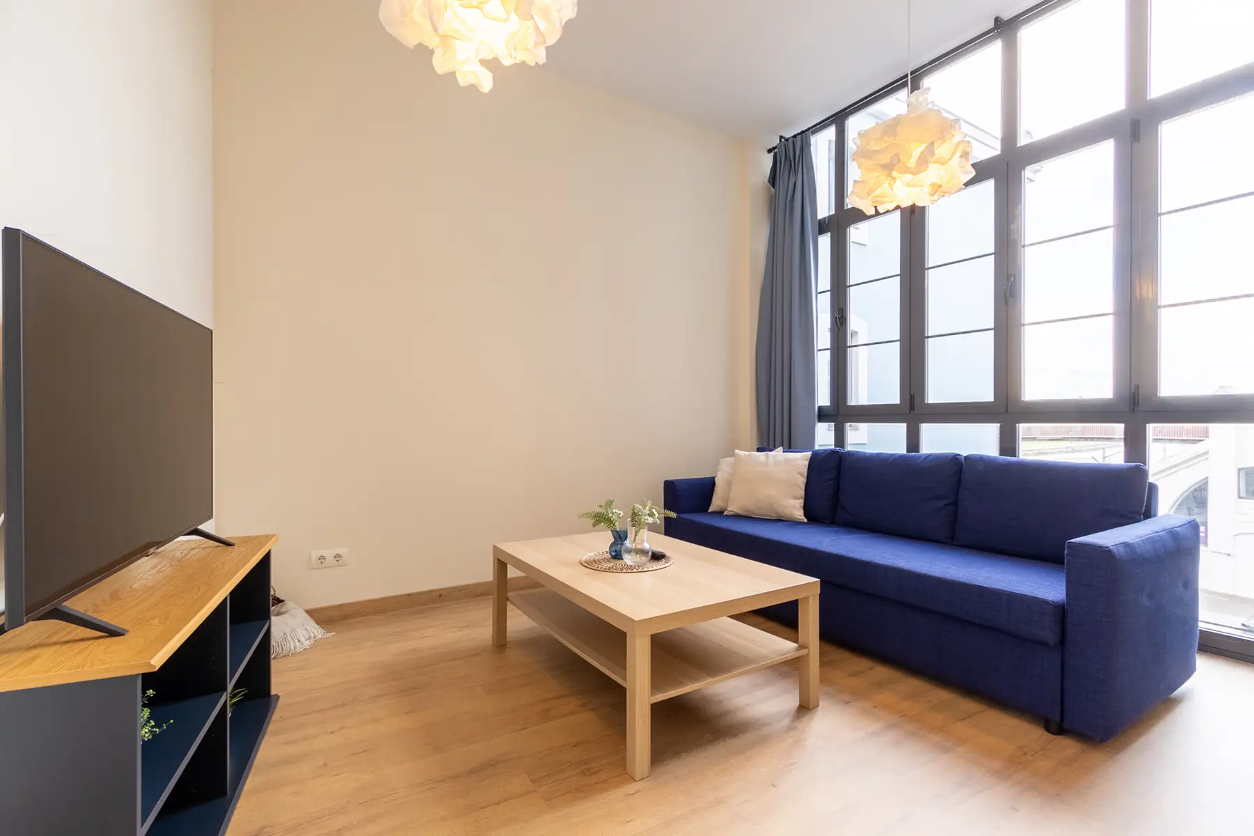 Salón con sofá azul y mesa de centro — Apartamento de 2 dormitorios - Estilo B, InsideHome Ciudad de Avilés, Avilés