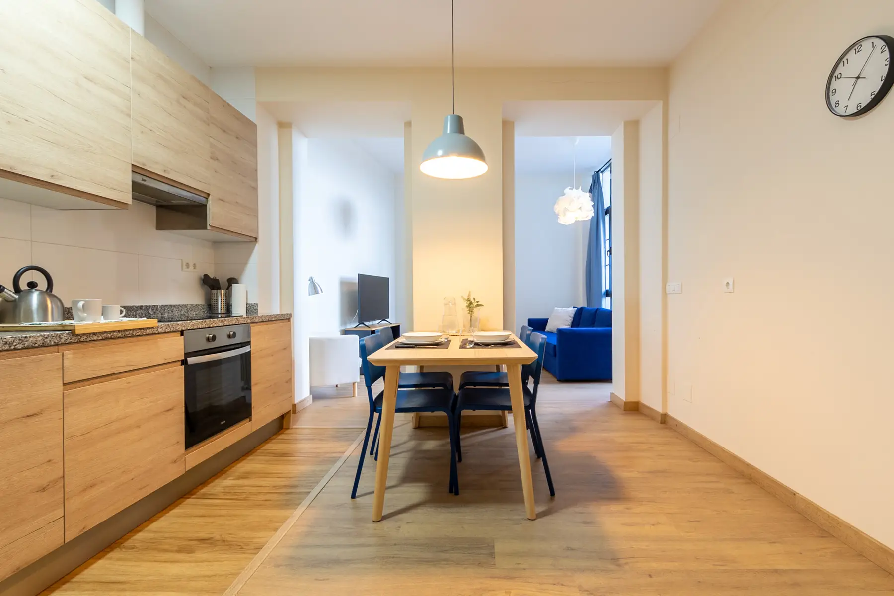 Cocina con mesa de comedor — Apartamento de 2 dormitorios - Estilo B, InsideHome Ciudad de Avilés, Avilés