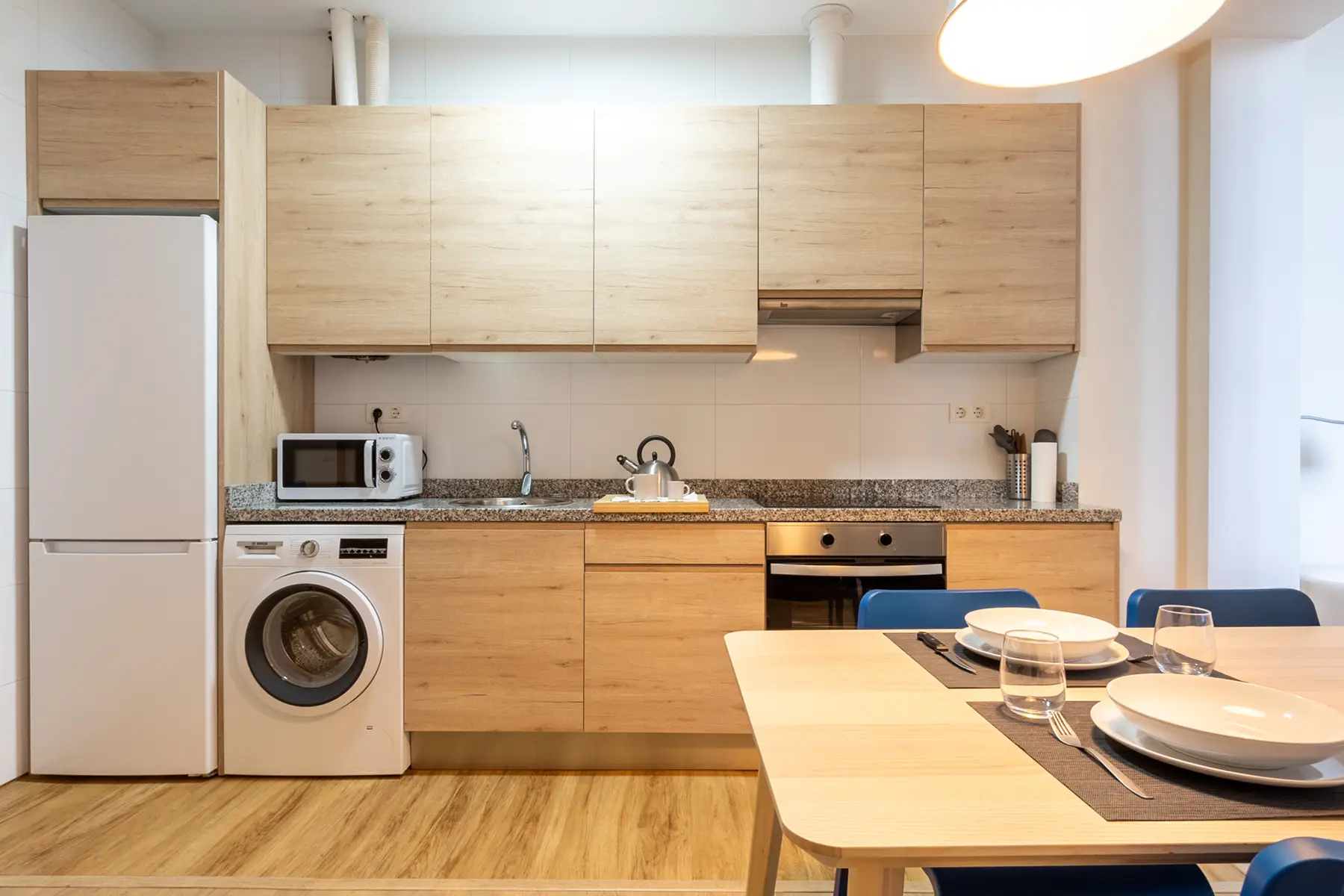 Cocina equipada con lavadora — Apartamento de 2 dormitorios - Estilo B, InsideHome Ciudad de Avilés, Avilés