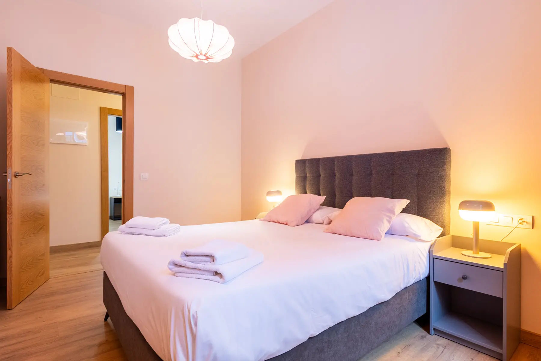 Dormitorio con cama doble — Apartamento de 2 dormitorios - Estilo B, InsideHome Ciudad de Avilés, Avilés