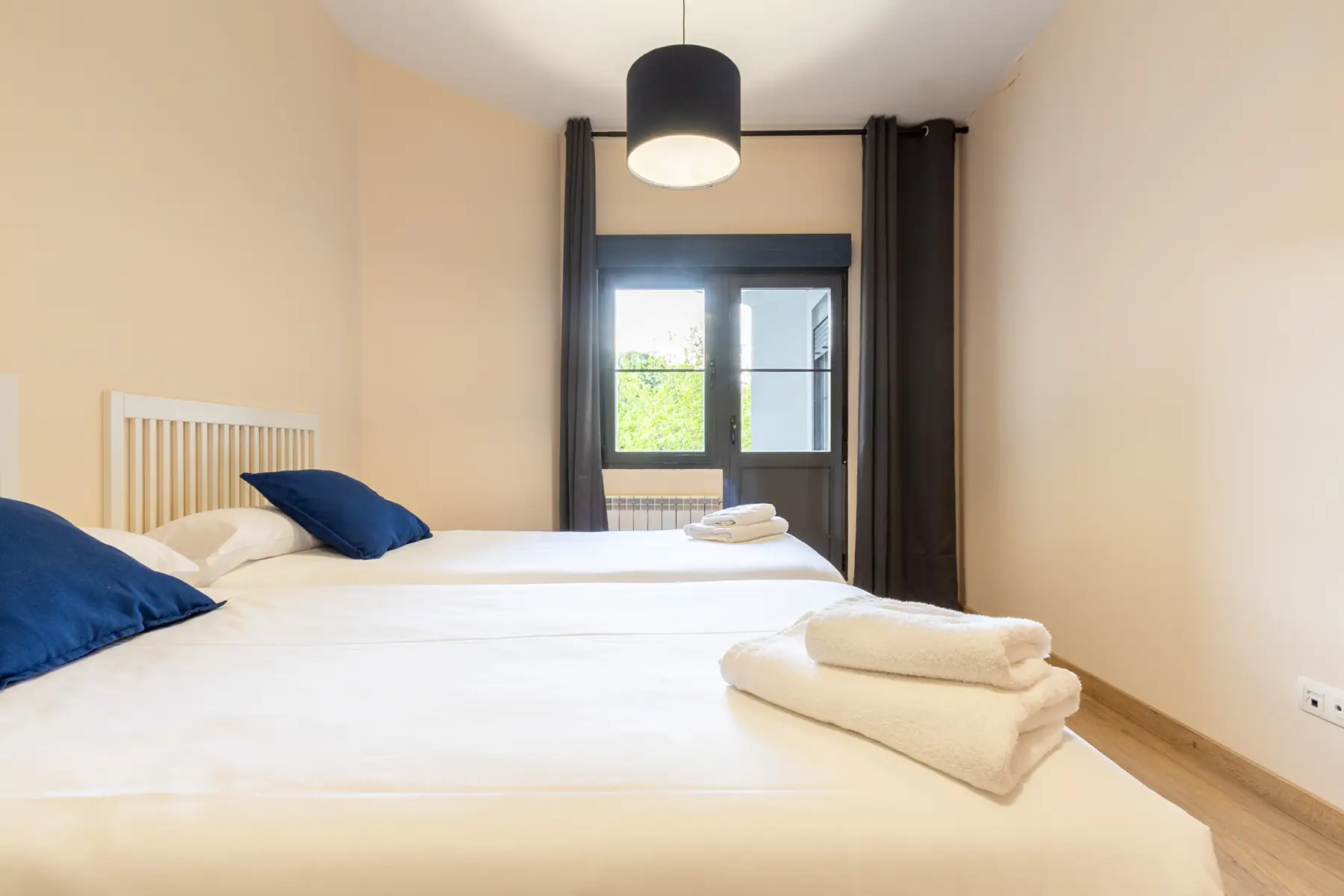 Dormitorio con dos camas y ventana — Apartamento de 2 dormitorios - Estilo B, InsideHome Ciudad de Avilés, Avilés