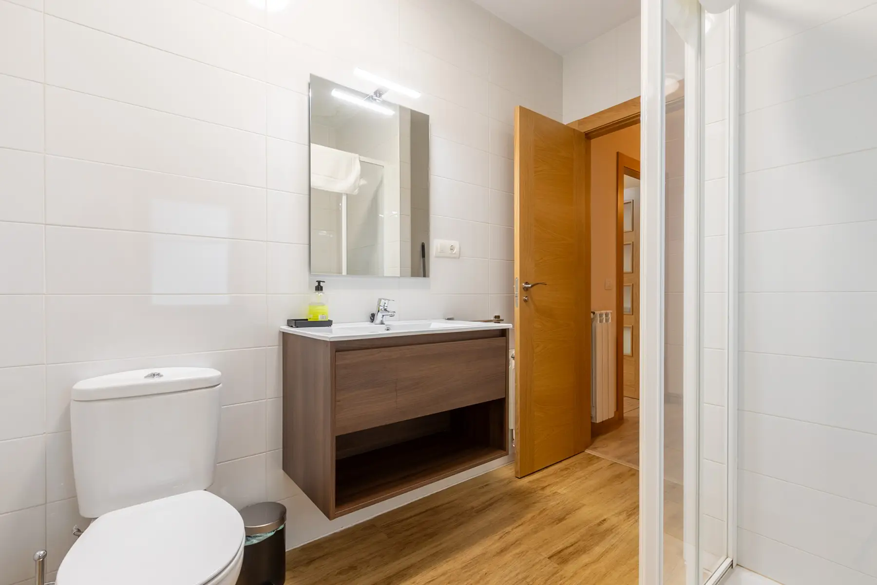 Baño con ducha y lavabo — Apartamento de 2 dormitorios - Estilo B, InsideHome Ciudad de Avilés, Avilés