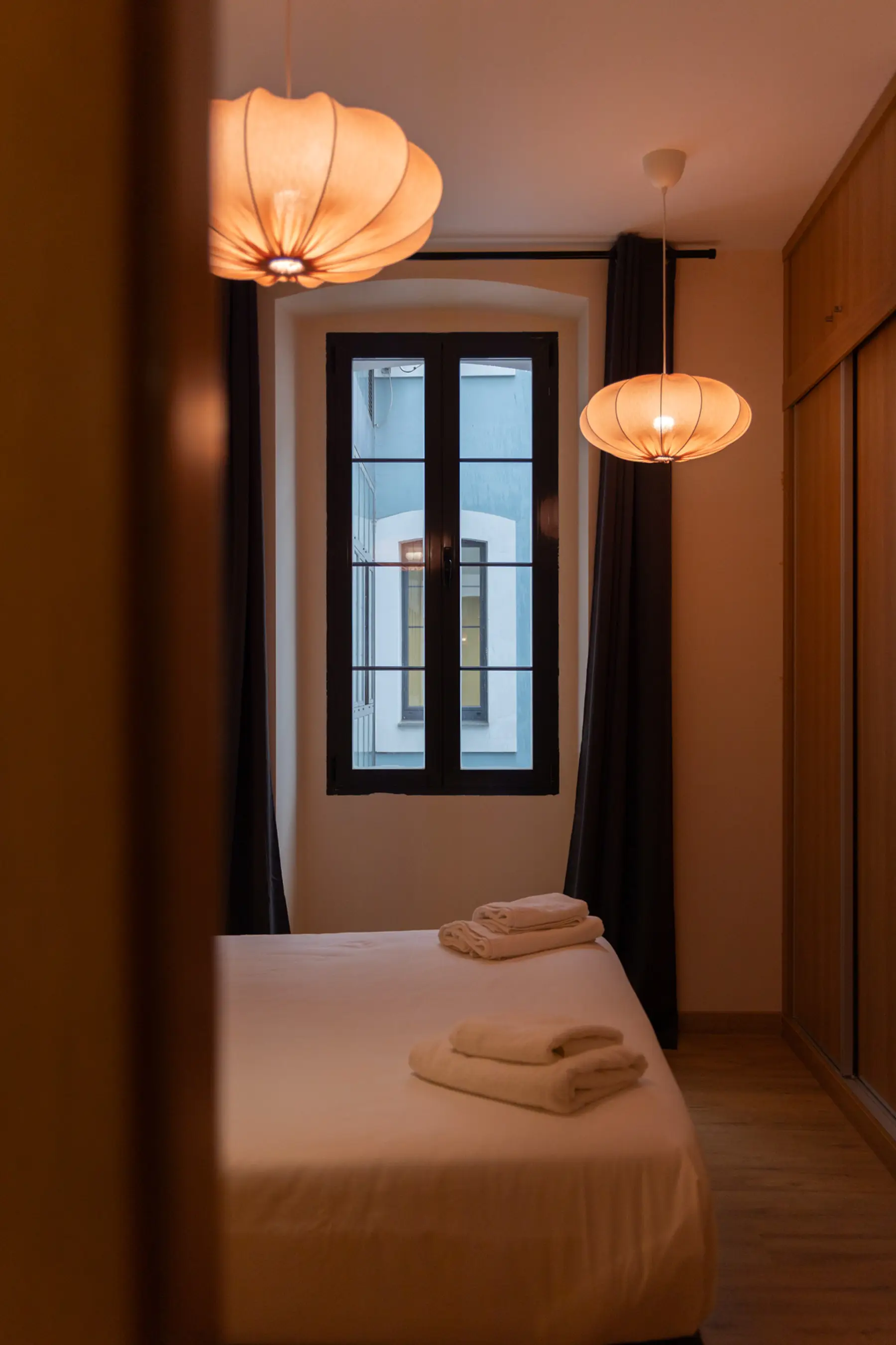 Dormitorio con cama y armario — Apartamento de 2 dormitorios - Estilo B, InsideHome Ciudad de Avilés, Avilés