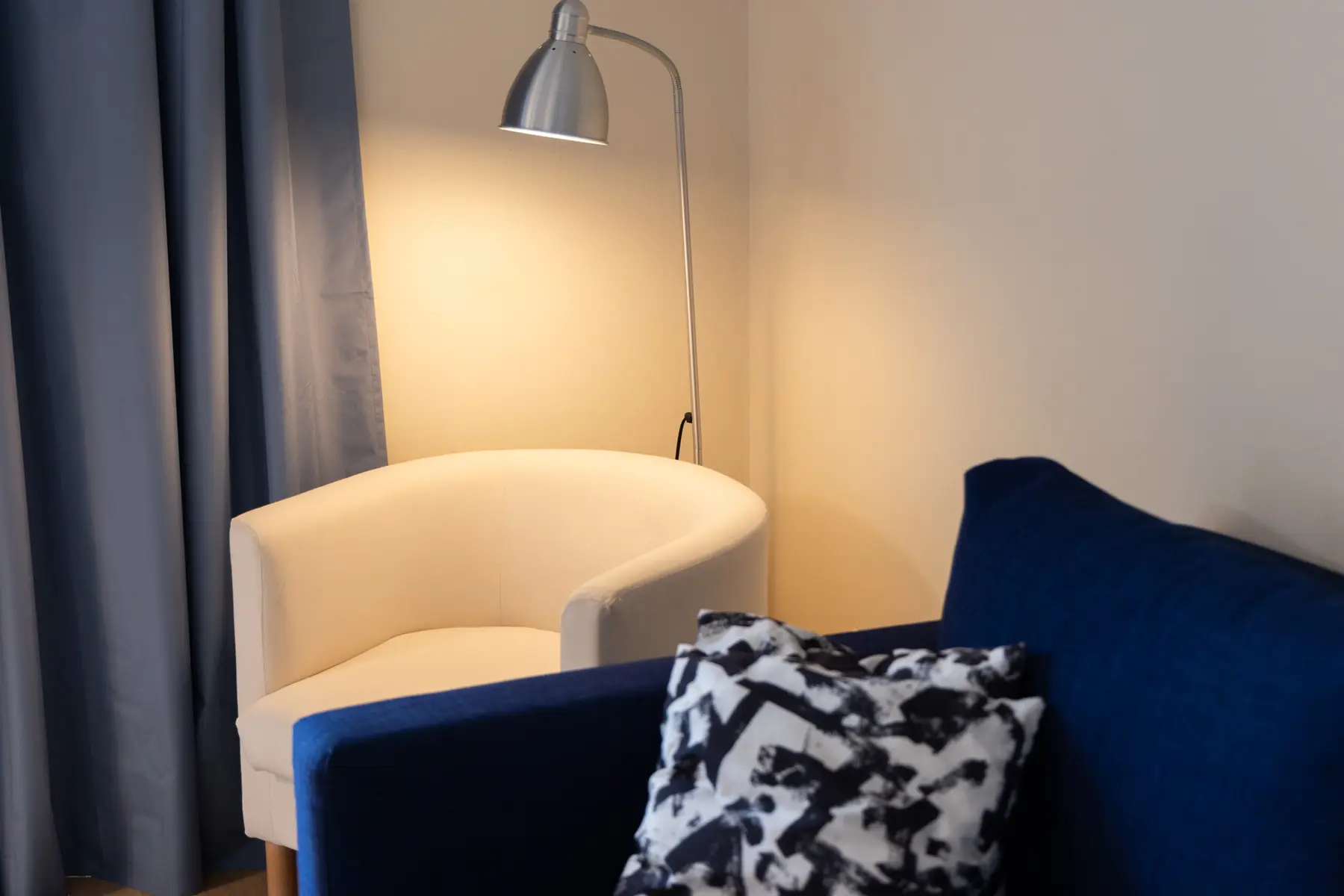 Detalle de butaca y lámpara de pie — Apartamento de 2 dormitorios - Estilo A, InsideHome Ciudad de Avilés, Avilés