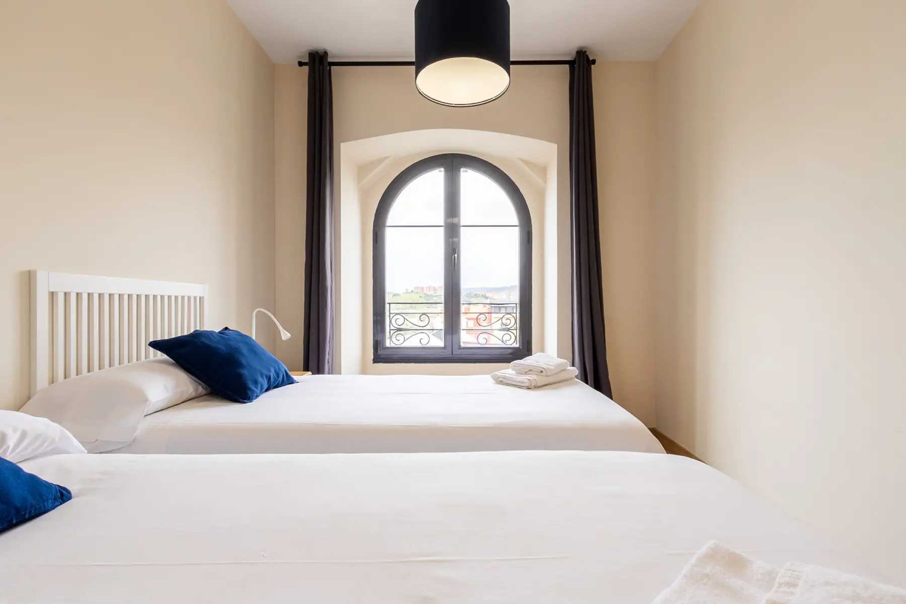 Dormitorio con ventana en arco — Apartamento de 2 dormitorios - Estilo A, InsideHome Ciudad de Avilés, Avilés