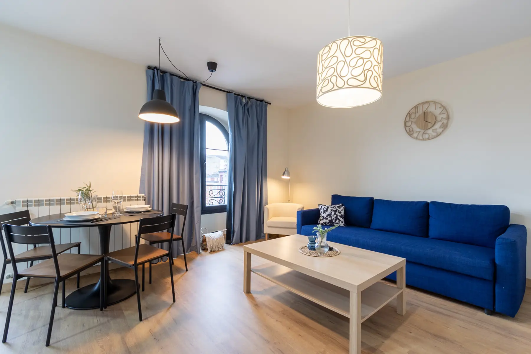 Salón con sofá azul y comedor — Apartamento de 2 dormitorios - Estilo A, InsideHome Ciudad de Avilés, Avilés