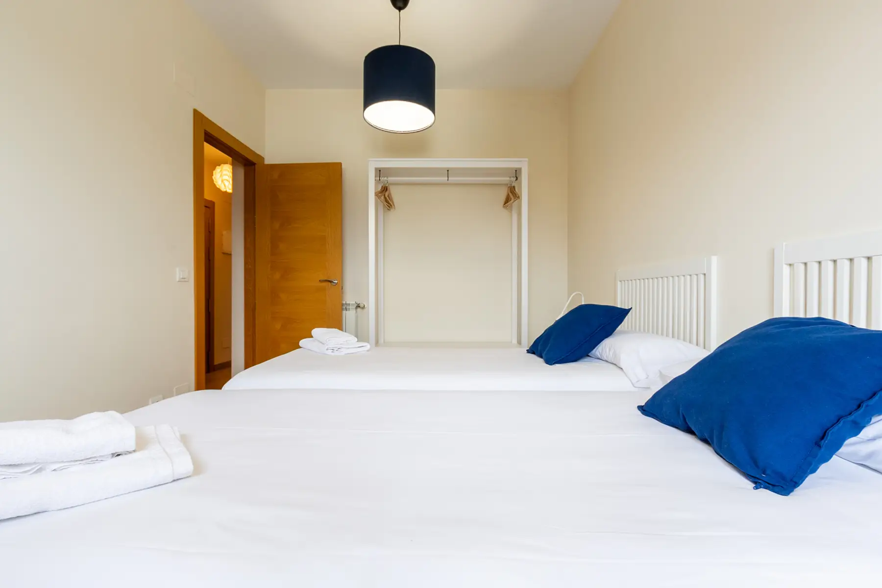 Dormitorio con dos camas — Apartamento de 2 dormitorios - Estilo A, InsideHome Ciudad de Avilés, Avilés