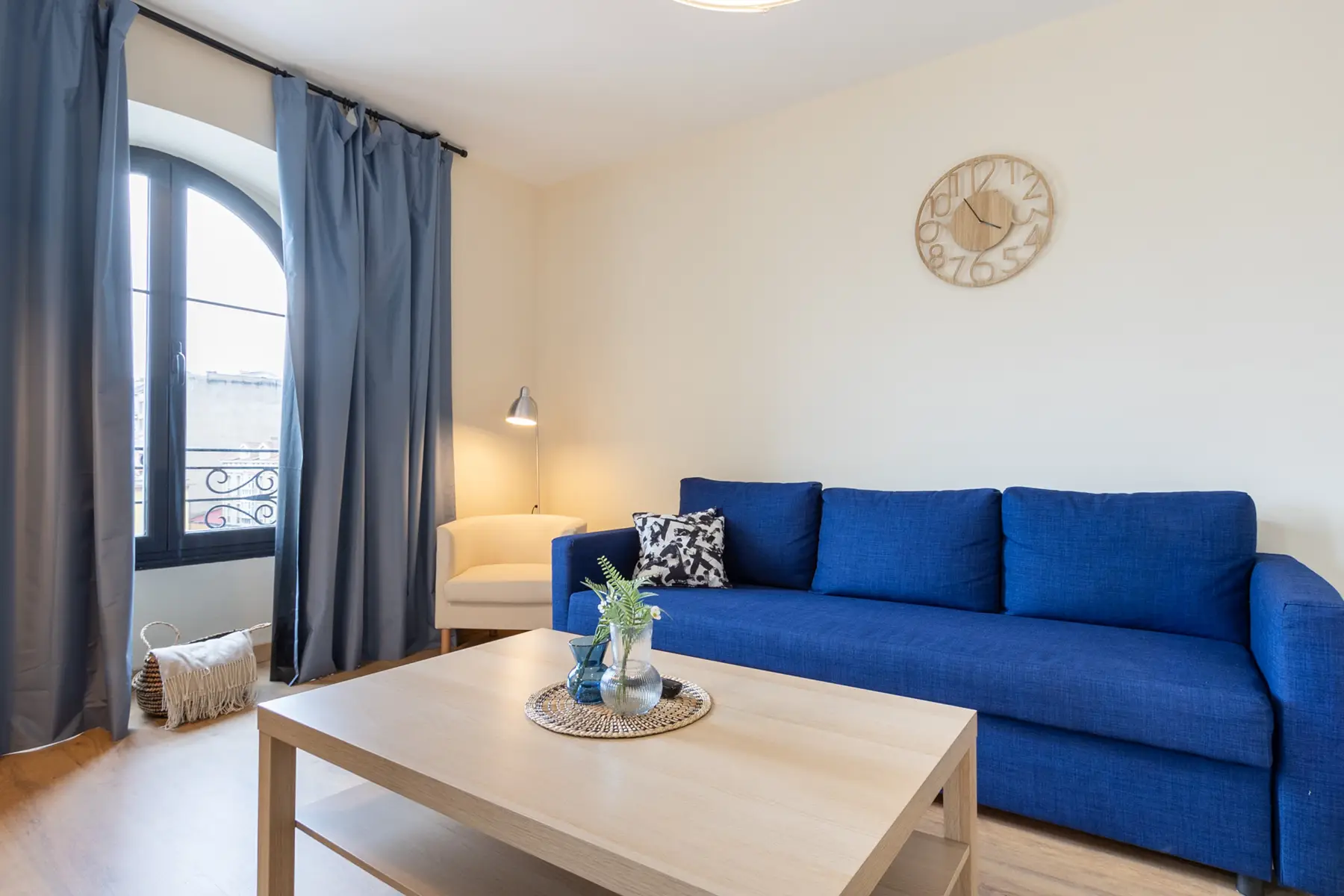 Salón con sofá azul y butaca — Apartamento de 2 dormitorios - Estilo A, InsideHome Ciudad de Avilés, Avilés