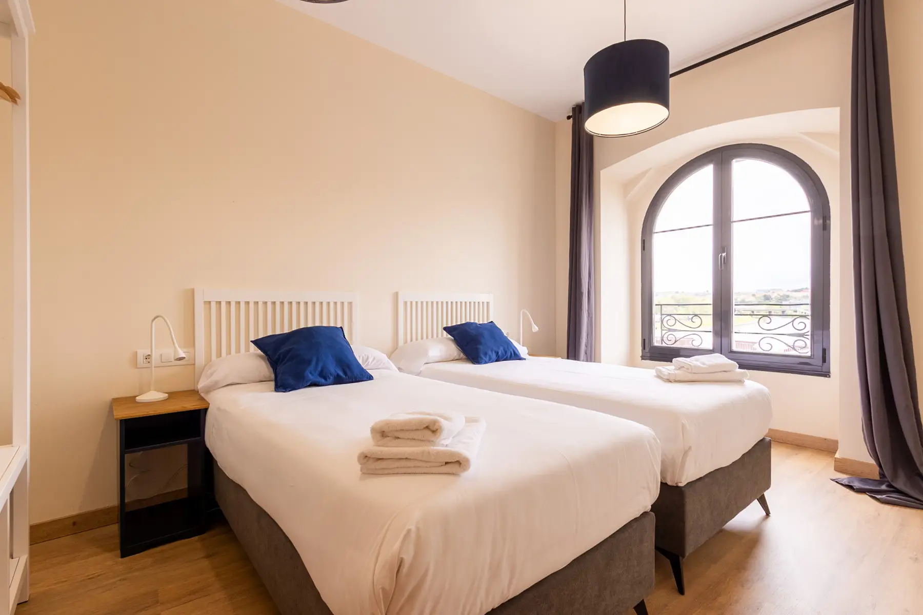 Dormitorio con dos camas individuales — Apartamento de 2 dormitorios - Estilo A, InsideHome Ciudad de Avilés, Avilés