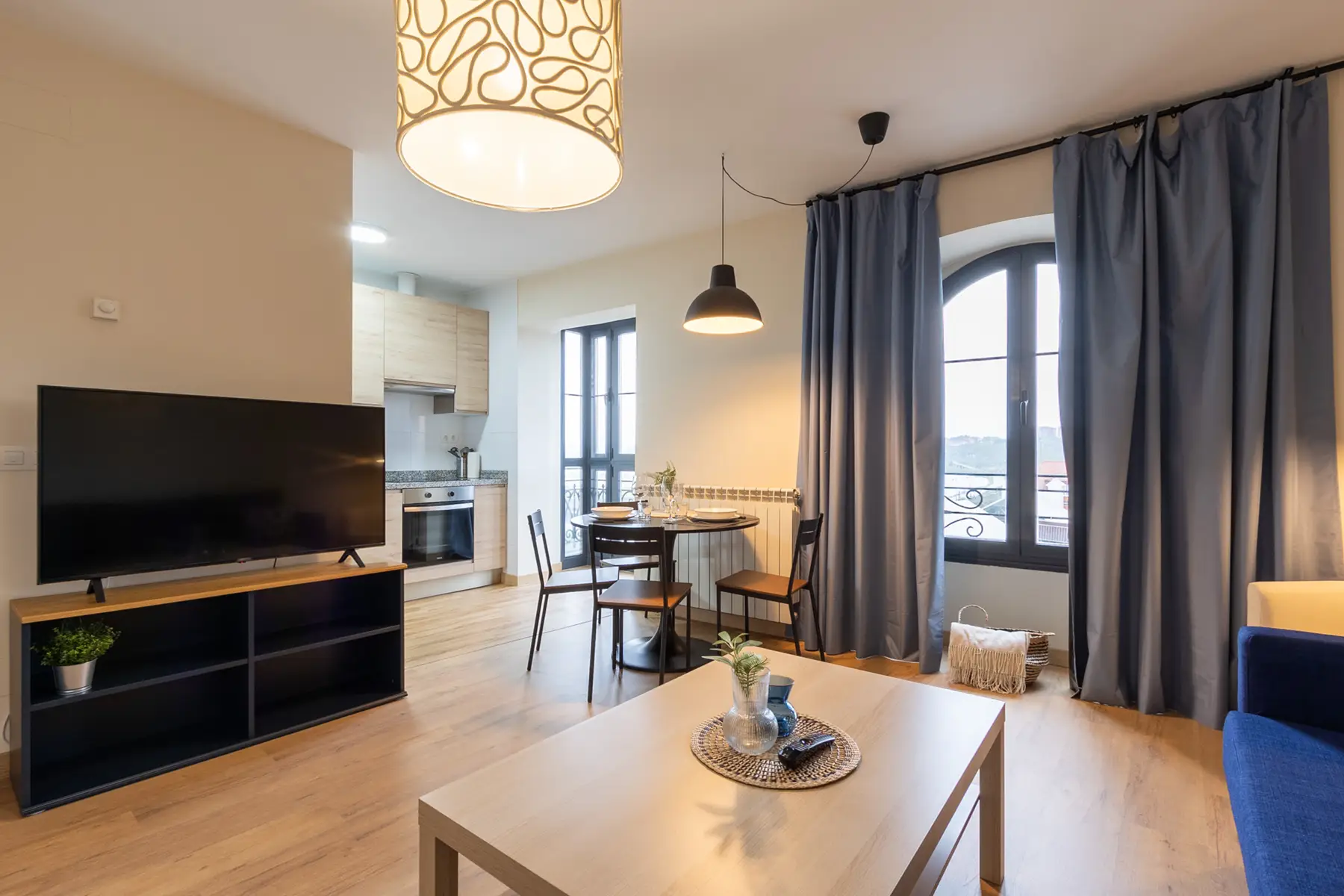 Salón con TV y cocina al fondo — Apartamento de 2 dormitorios - Estilo A, InsideHome Ciudad de Avilés, Avilés