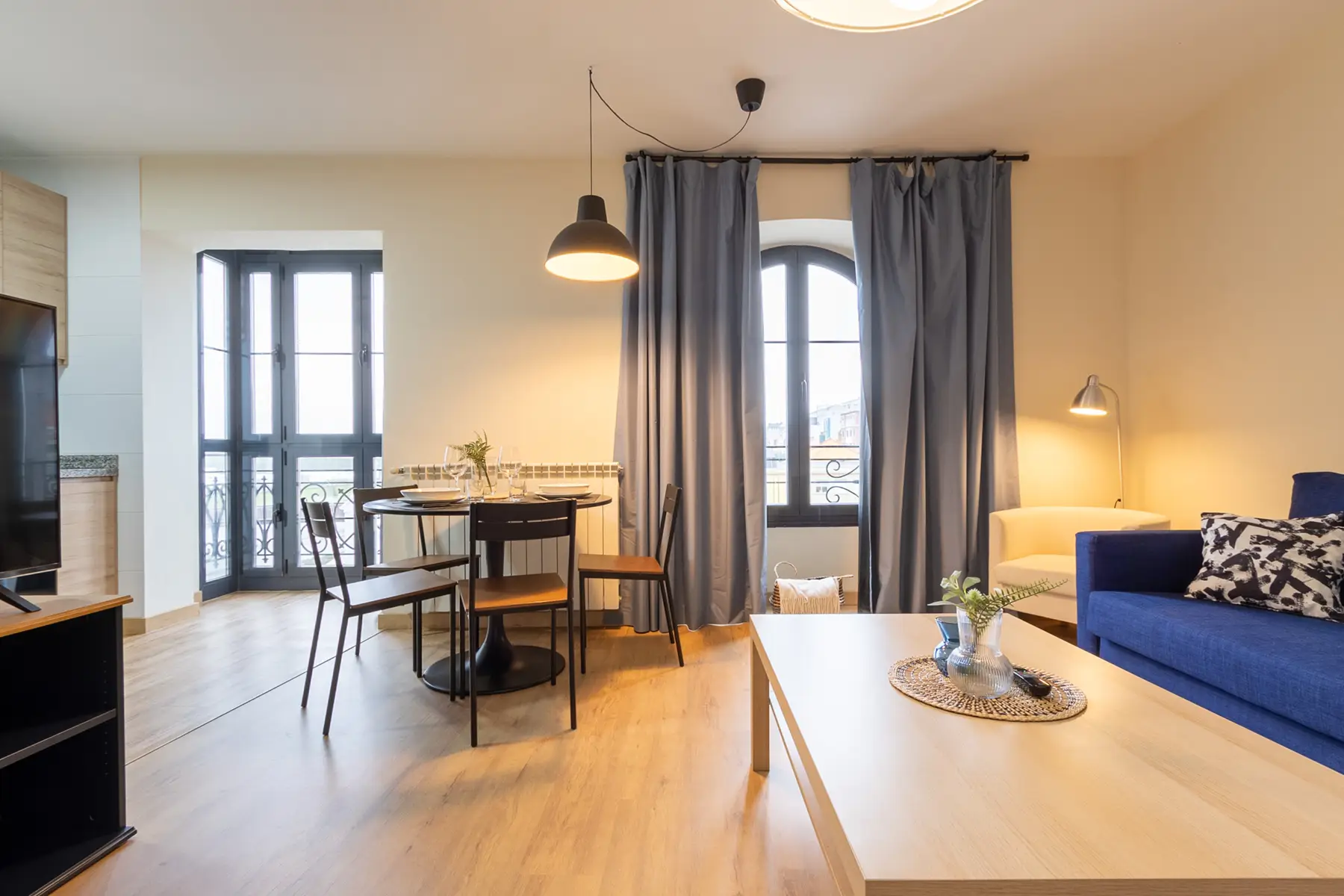 Salón comedor con mesa redonda — Apartamento de 2 dormitorios - Estilo A, InsideHome Ciudad de Avilés, Avilés