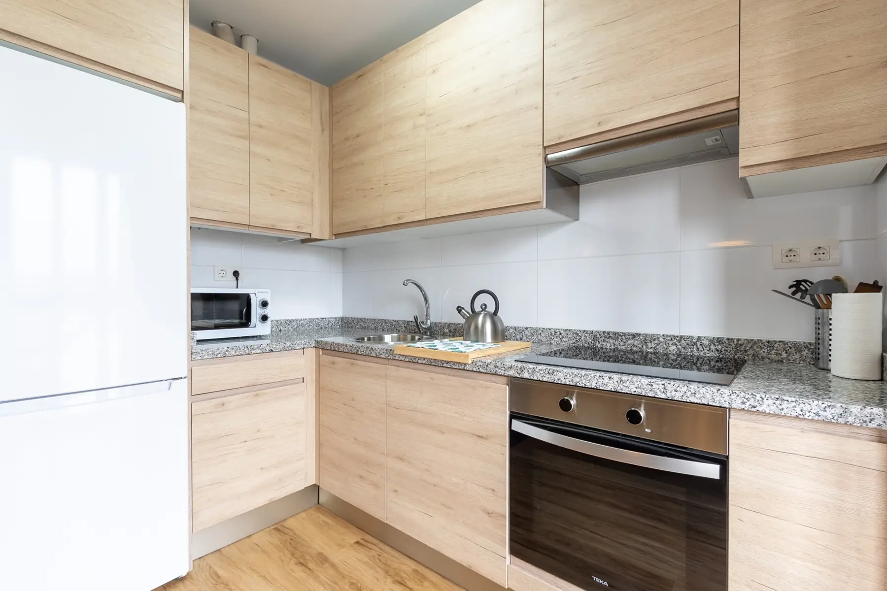 Cocina equipada con horno — Apartamento de 2 dormitorios - Estilo A, InsideHome Ciudad de Avilés, Avilés