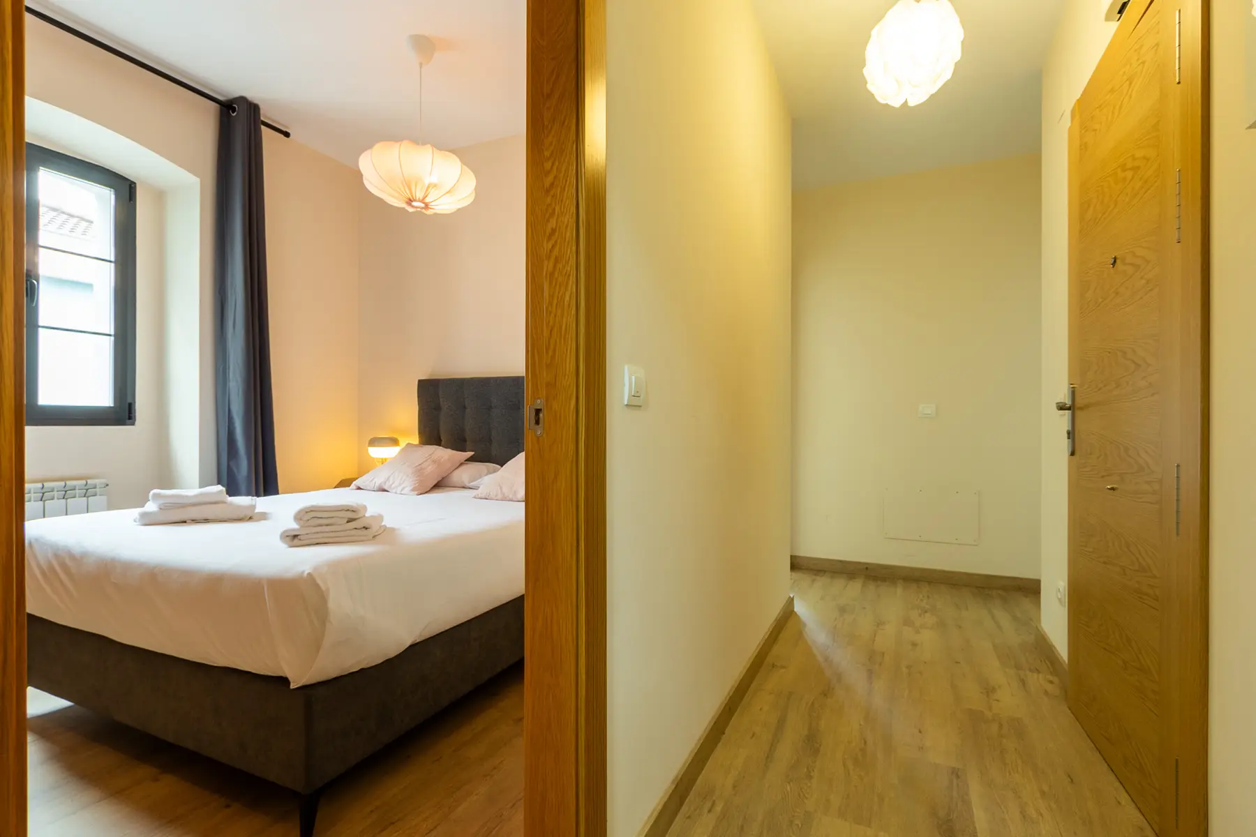 Pasillo y dormitorio con cama doble — Apartamento de 2 dormitorios - Estilo A, InsideHome Ciudad de Avilés, Avilés