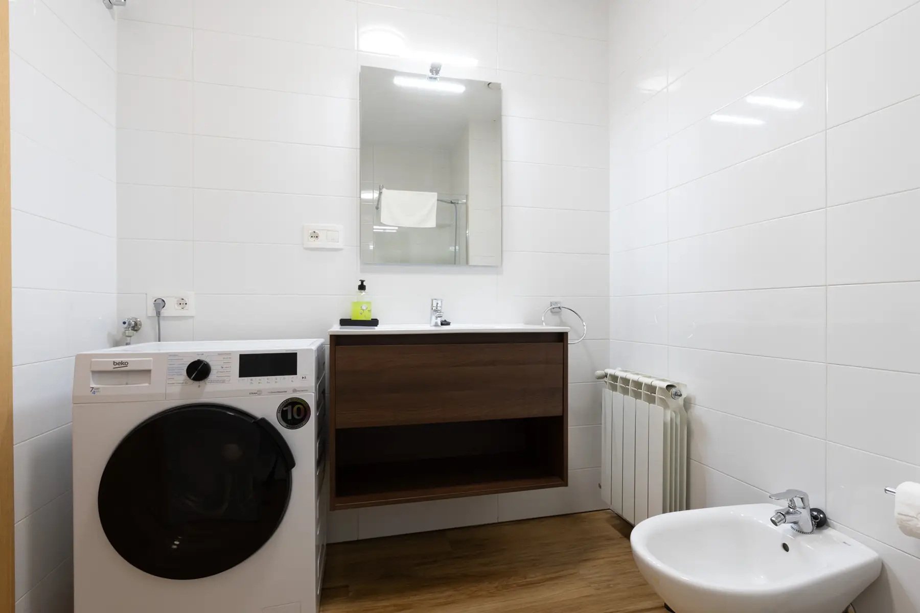 Baño con lavadora y lavabo — Apartamento de 2 dormitorios - Estilo A, InsideHome Ciudad de Avilés, Avilés