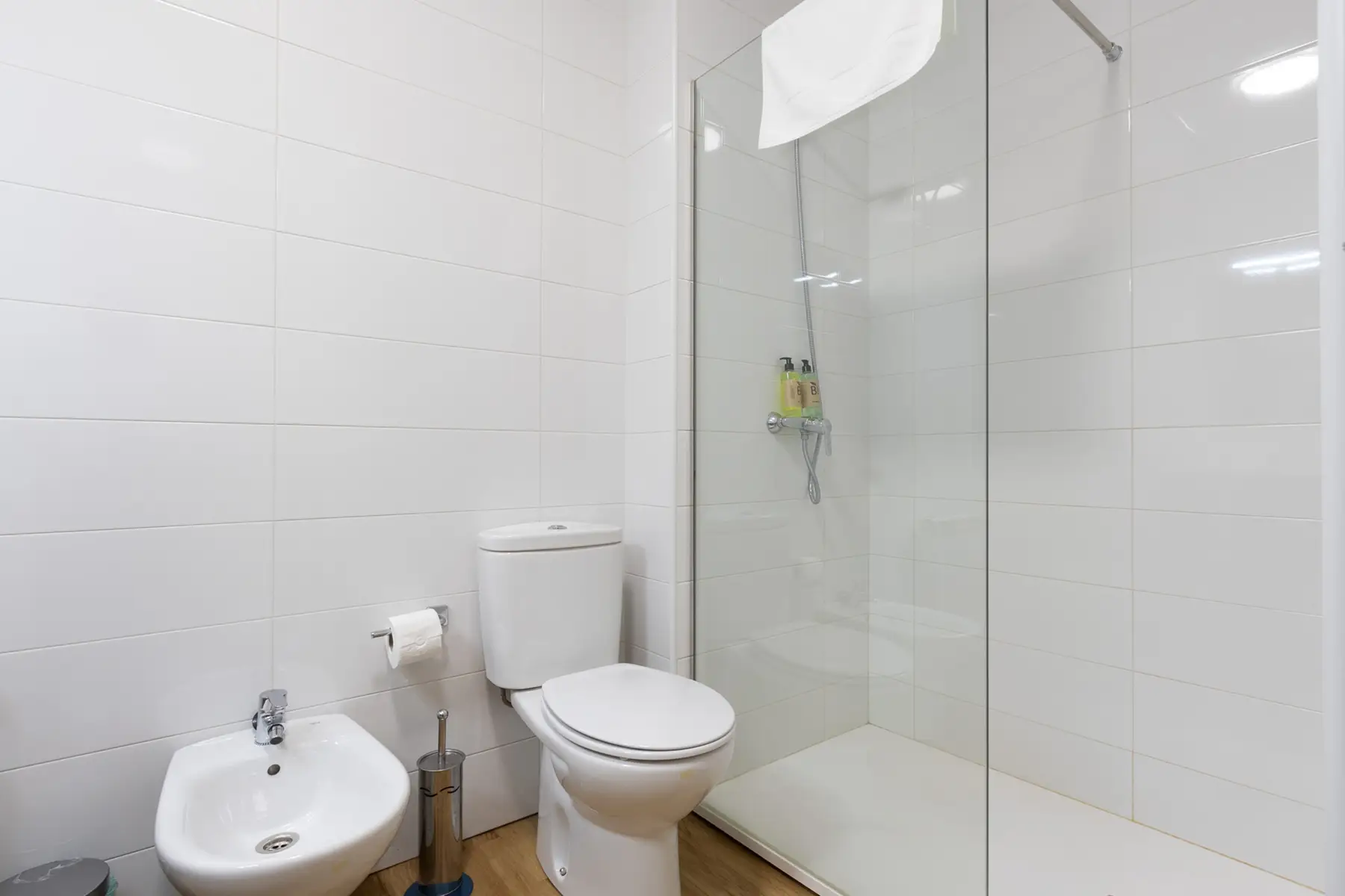 Baño con ducha y bidé — Apartamento de 2 dormitorios - Estilo A, InsideHome Ciudad de Avilés, Avilés